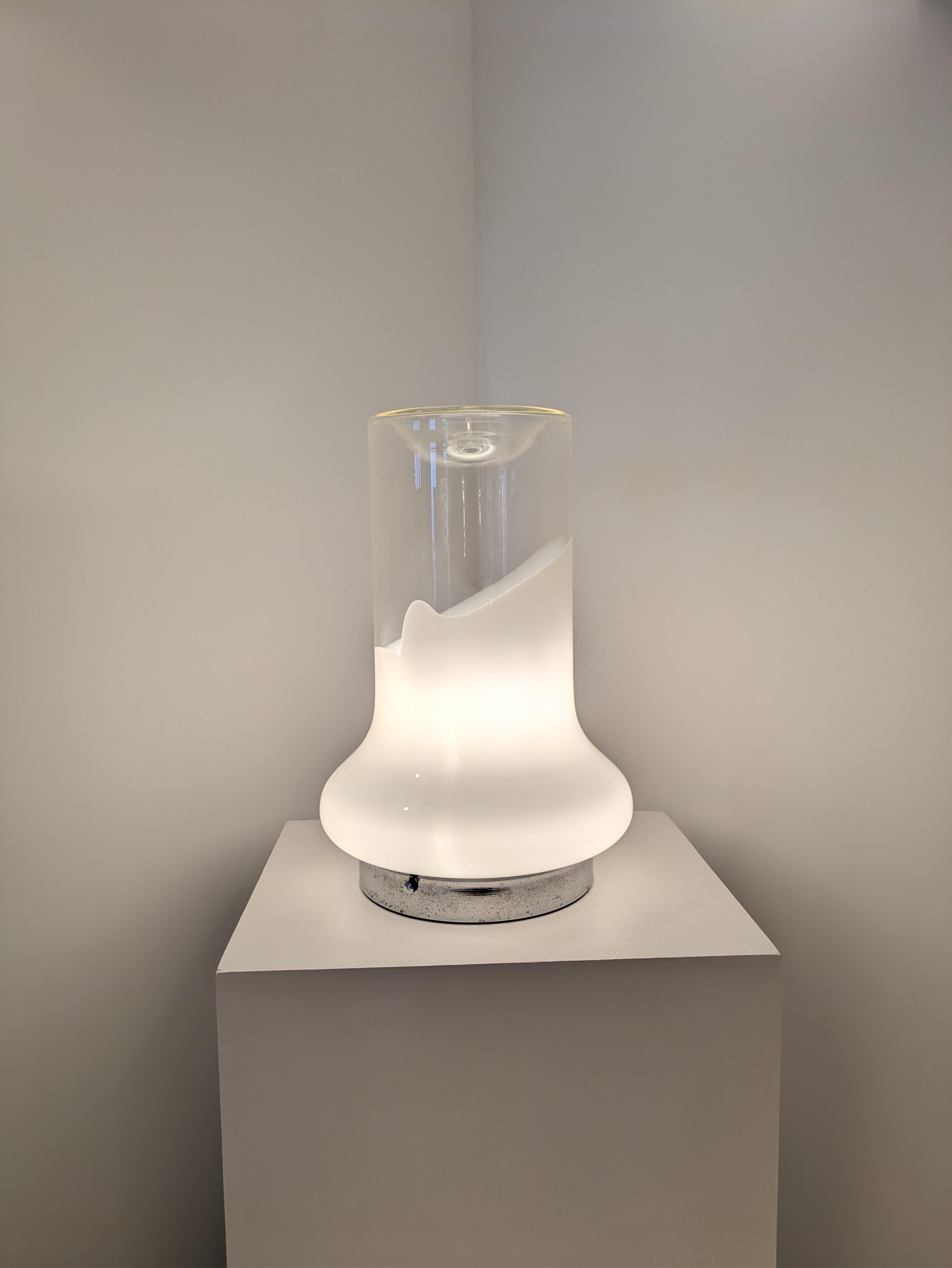 Leucos a fabriqué cette lampe de table en verre de Murano vers 1970. Conçu par Carlo Nason. Originaire d'Italie.