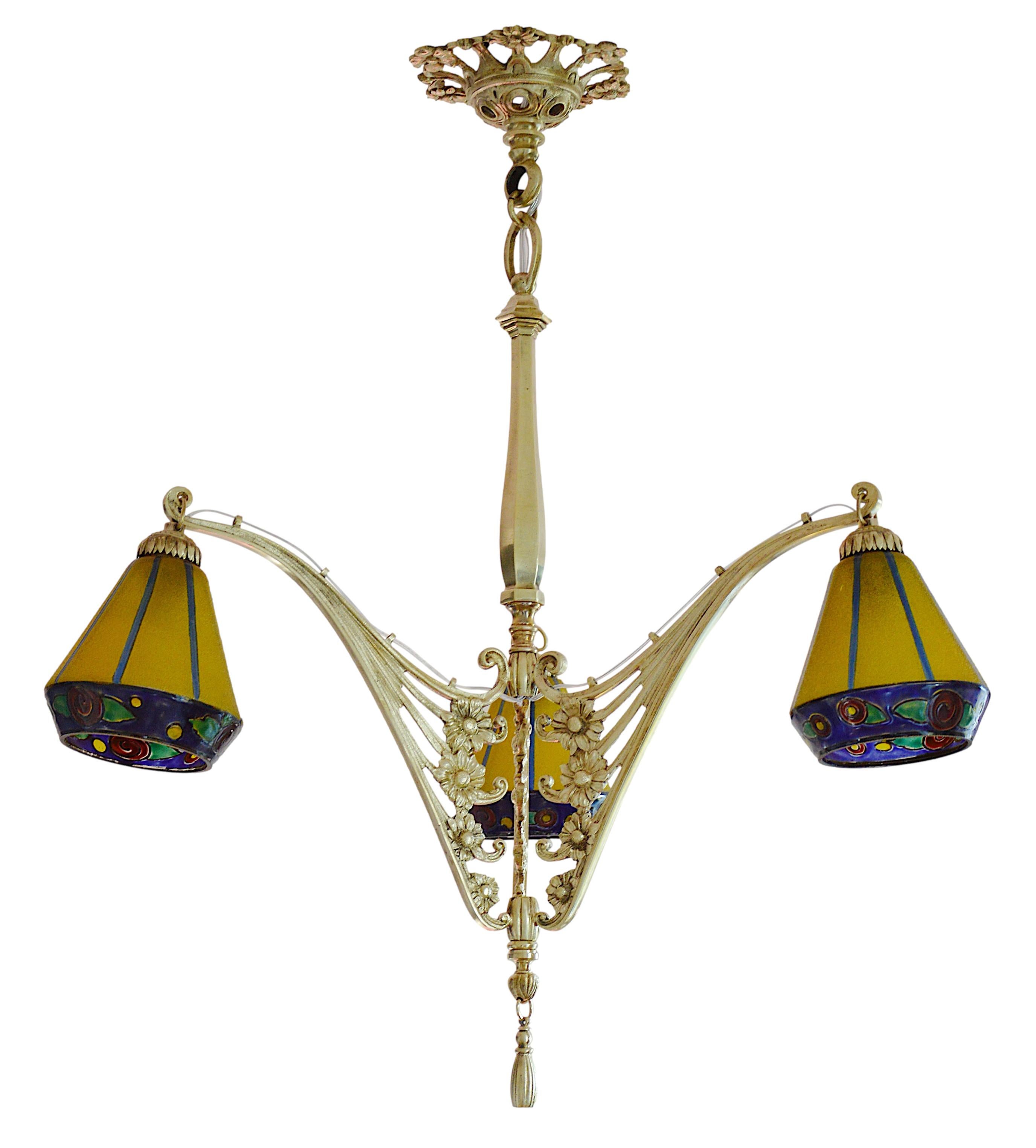 French Art Deco pendant chandelier by Maison Leune, 28bis rue du Cardinal Lemoine, Paris, France, 1920s. 3 enameled granite glass shades. Solid bronze fixture. Height : 25.6