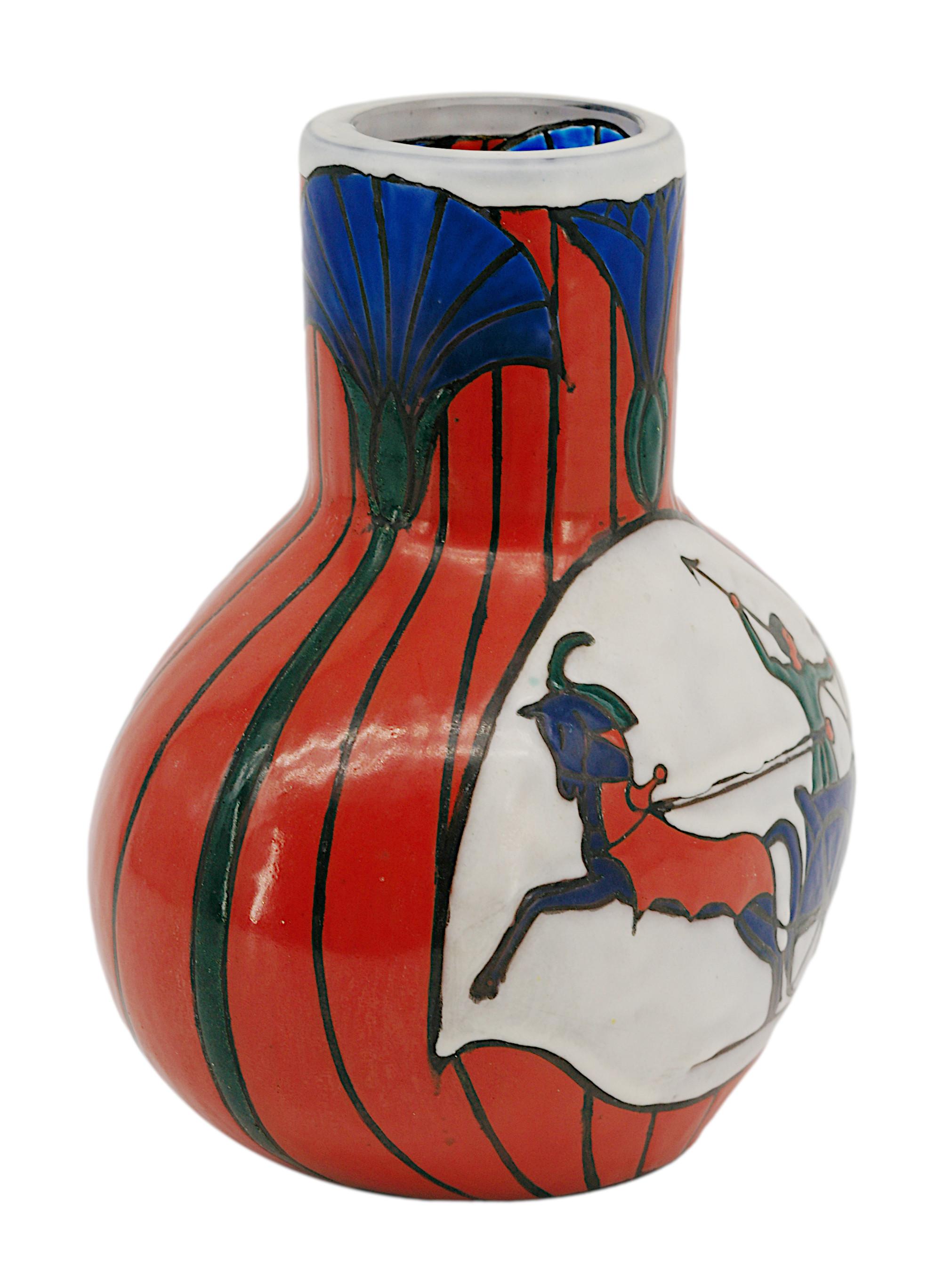 Vaso in vetro Art Deco francese di LEUNE, 28bis rue du Cardinal Lemoine, Parigi, Francia, 1920 ca. Vaso a zucca in vetro completamente e pesantemente smaltato. Decorazioni in papiro. Guerriero egiziano in riserva. Altezza: 7.8