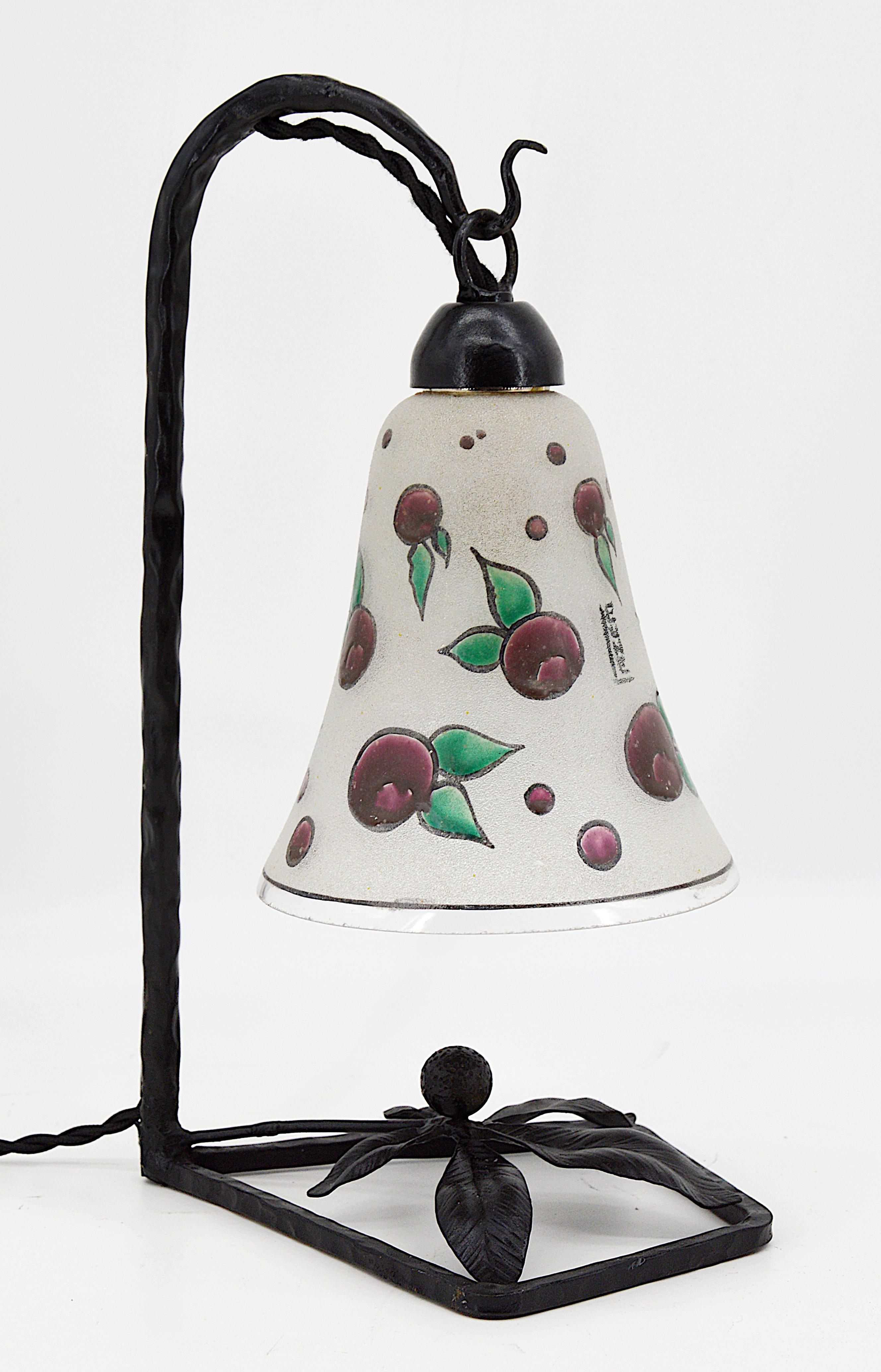 Lampe de table Art déco française par LEUNE, 28bis rue du Cardinal Lemoine, Paris, France, années 1920. Abat-jour en verre de granit émaillé suspendu à sa base en fer. Mesures : Hauteur : 28 cm, largeur : 16 cm, profondeur : 13 cm. Signé 