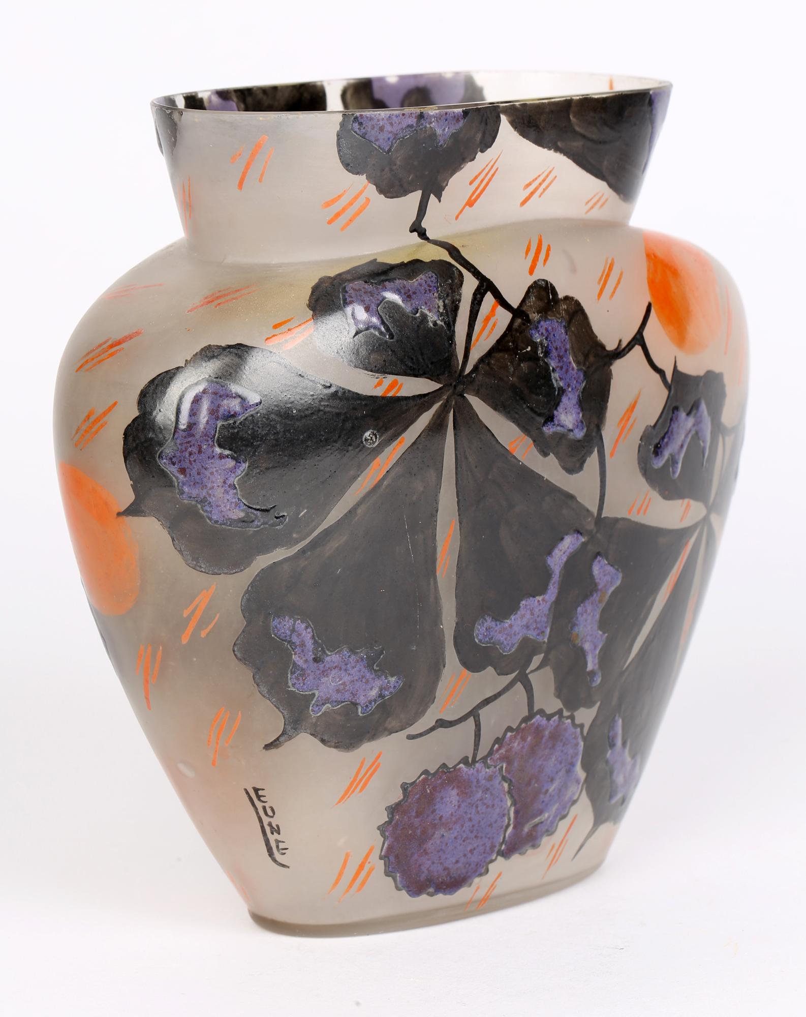 Leune Französische Art Déco Vase aus Kunstglas mit Kastanien, handbenannt (Handbemalt) im Angebot