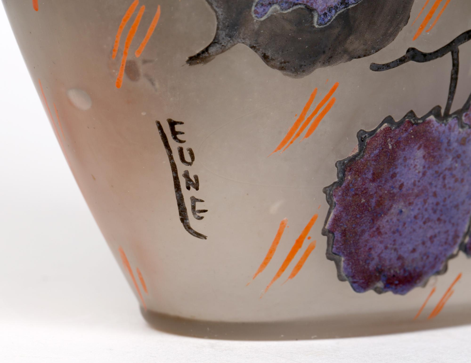 Leune Französische Art Déco Vase aus Kunstglas mit Kastanien, handbenannt (Glaskunst) im Angebot