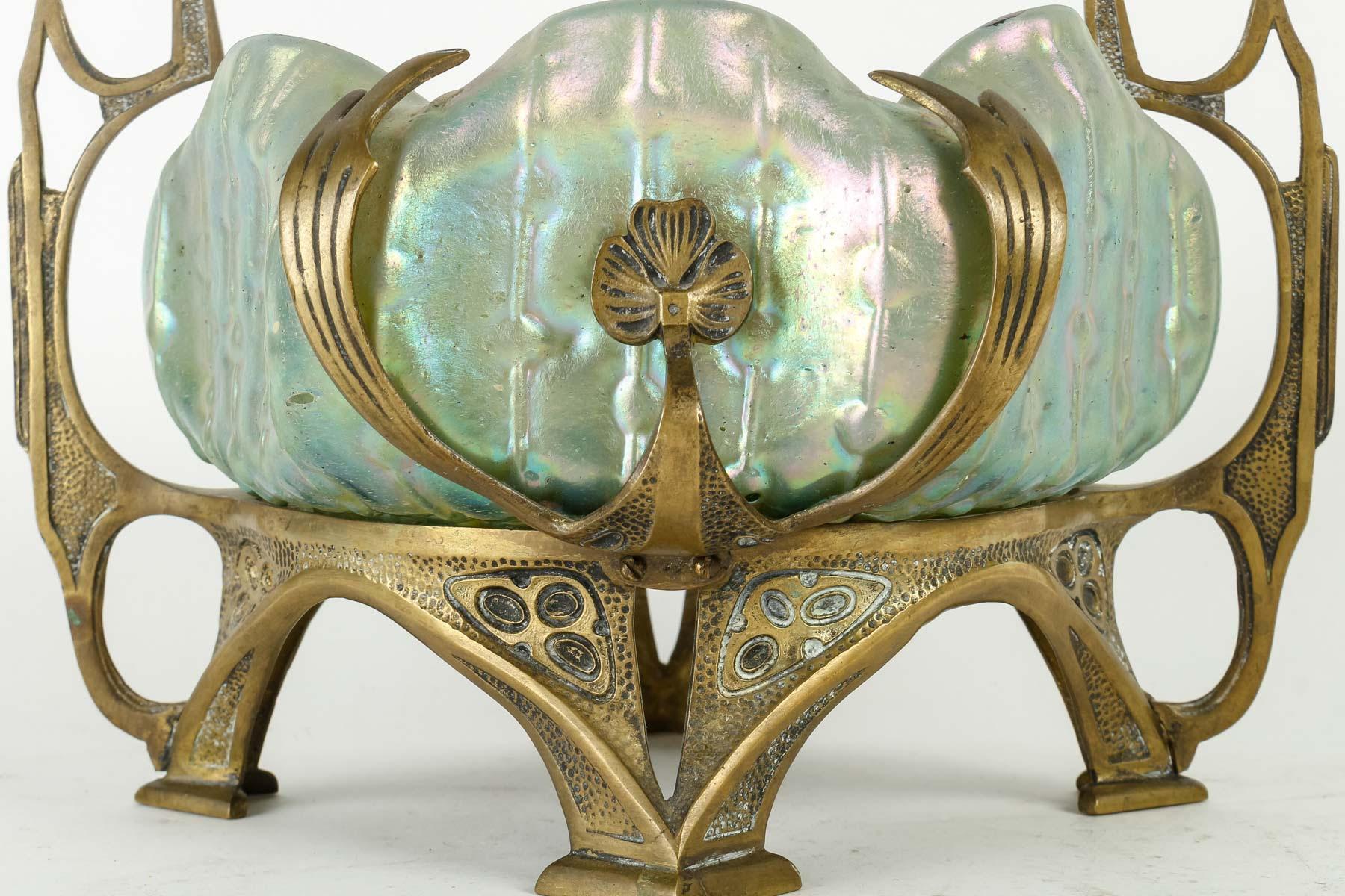 Leutz Jugendstilpokal, CIRCA 1930.

Leutz-Schale aus Bronze und irisierendem Glas, Art Deco, 1930.
H: 21,5cm, B: 25cm, T: 22cm