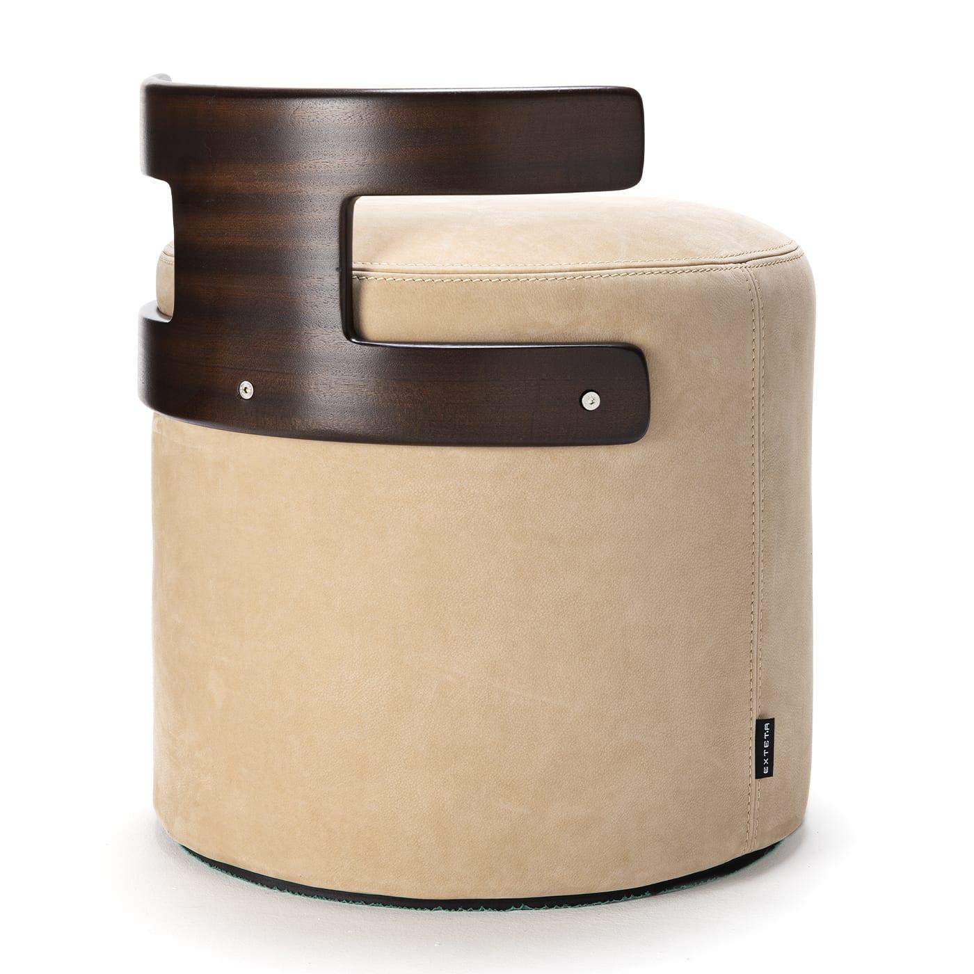 Ce pouf innovant de Massimo Castagna se compose d'une assise cylindrique doucement rembourrée, soutenue par un dossier en acajou aux lignes épurées et à la forme en T saisissante. Tapissée de cuir beige avec des surpiqûres ton sur ton, cette pièce