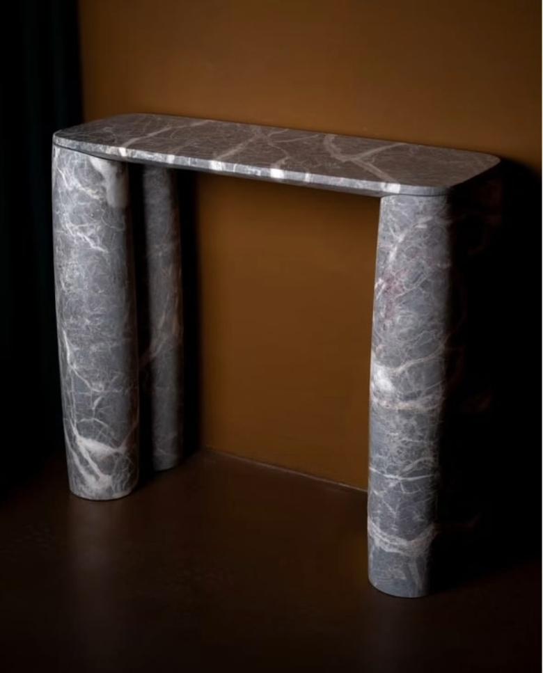Skulpturale Eleganz und zeitgenössisches Design. Levante lädt zu einem neuen Denken über Möbel ein, bei dem jede Linie und jede Kurve sorgfältig entworfen wird, um ein Gefühl der Ausgewogenheit zu erzeugen. Das Wechselspiel zwischen festen und