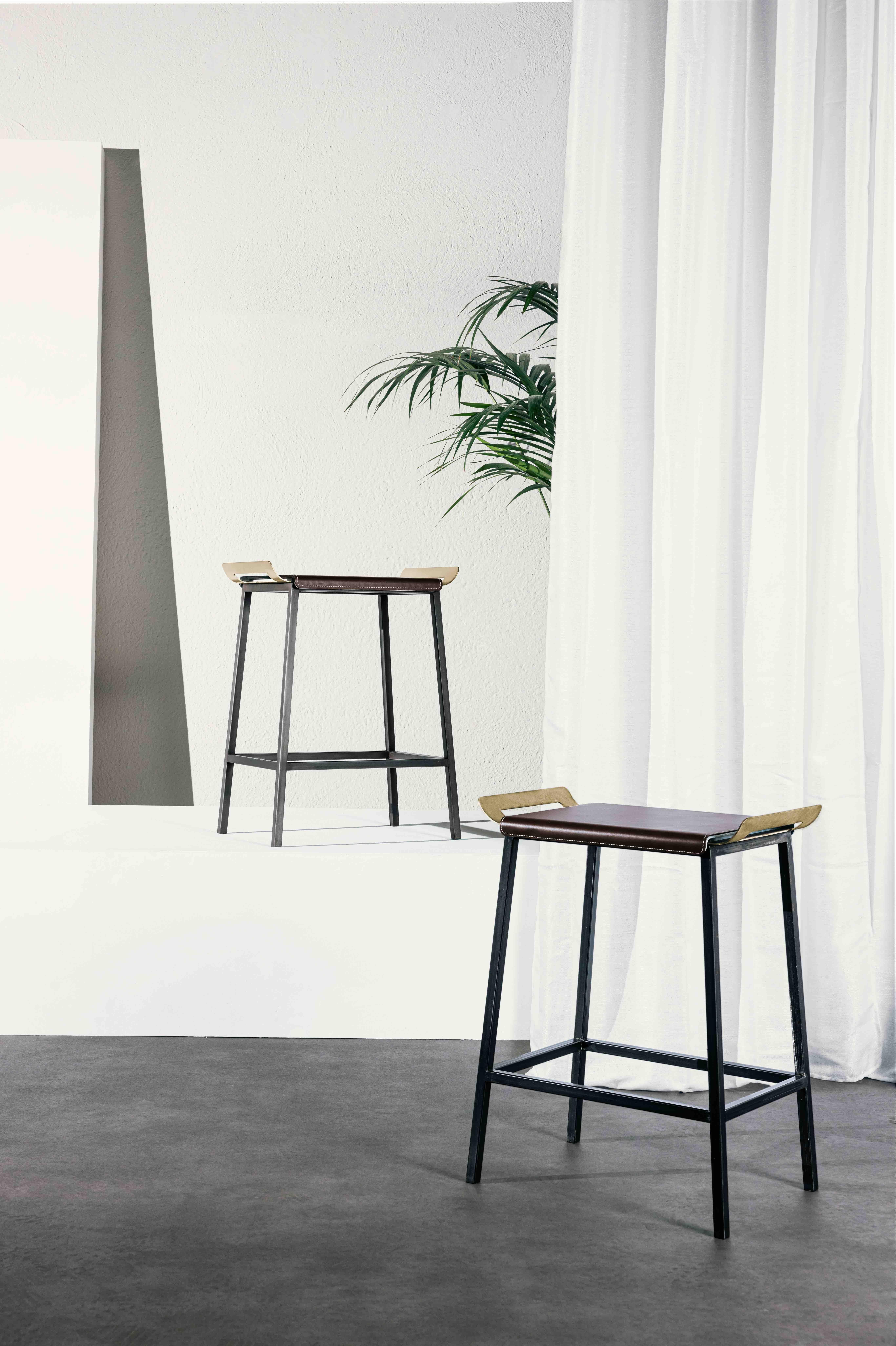 Levante unisce materiali di alta qualità e dettagli ricercati. La seduta è disponibile in cuoio, lino o seta. Le eleganti “orecchie” laterali, realizzate in ottone o acciaio inox satinato, aggiungono
un tocco di classe e raffinatezza al design. La