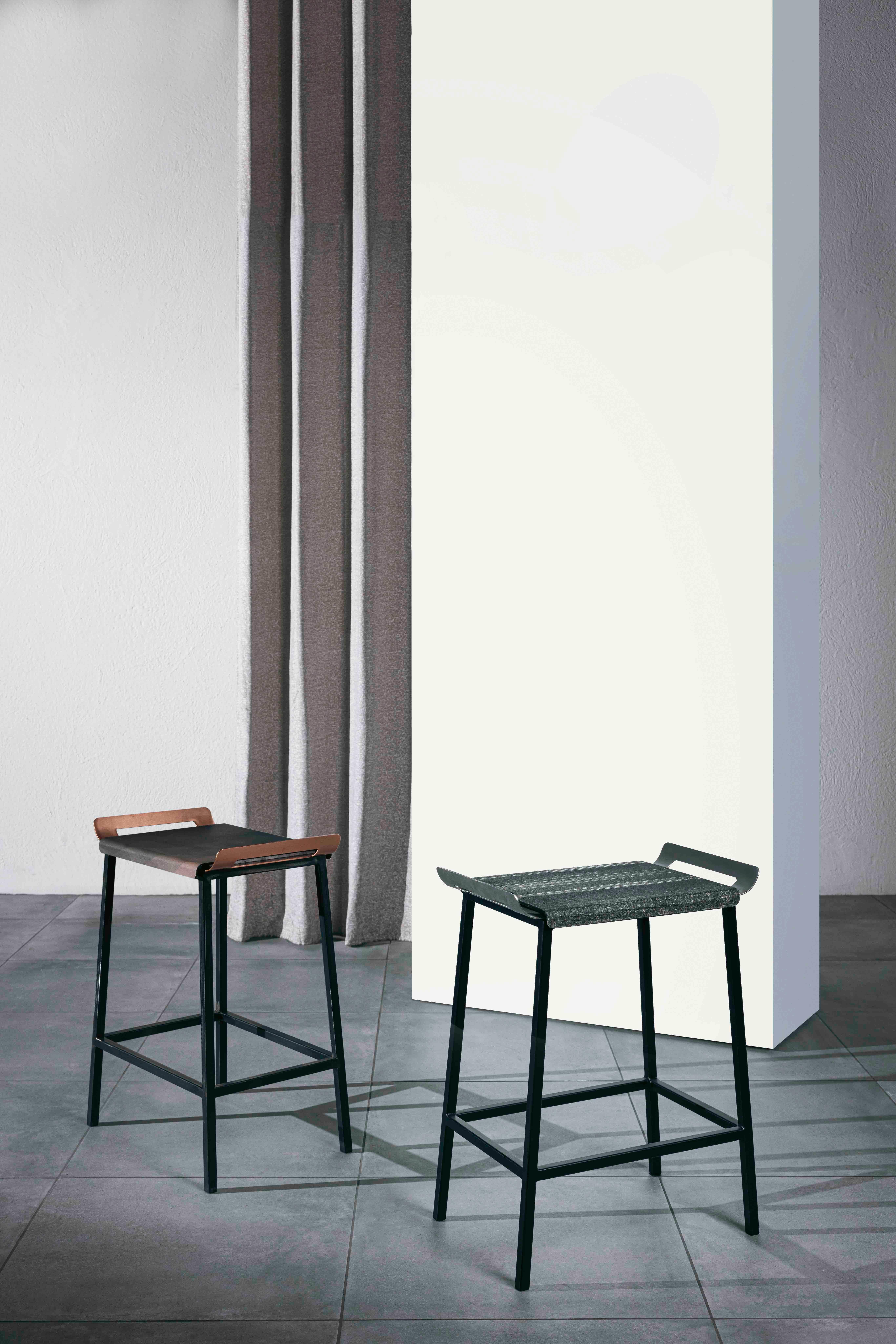 Minimalismo Levante sgabello ottone brunito e pelle in vendita
