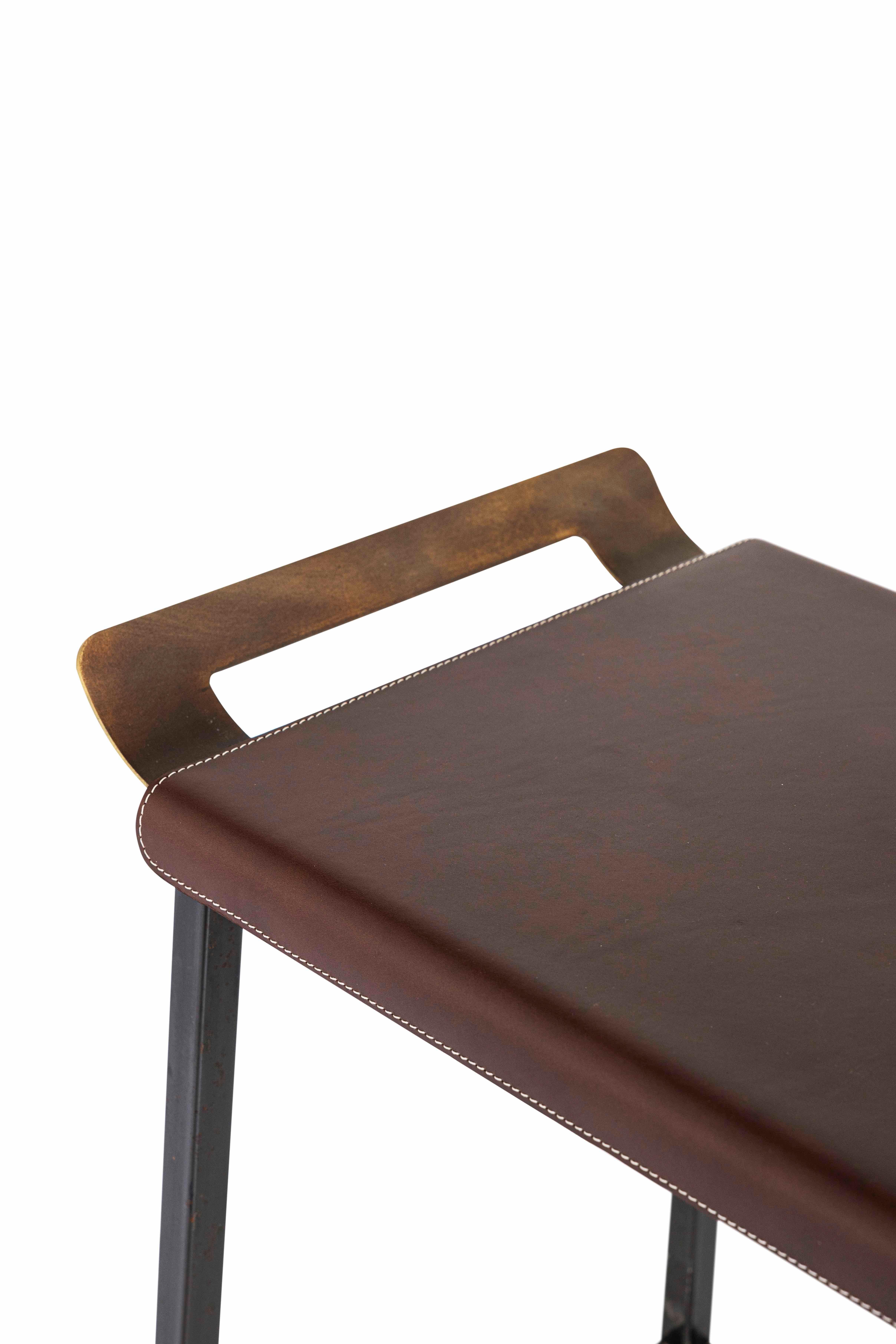 Italian Levante sgabello ottone brunito e pelle in vendita