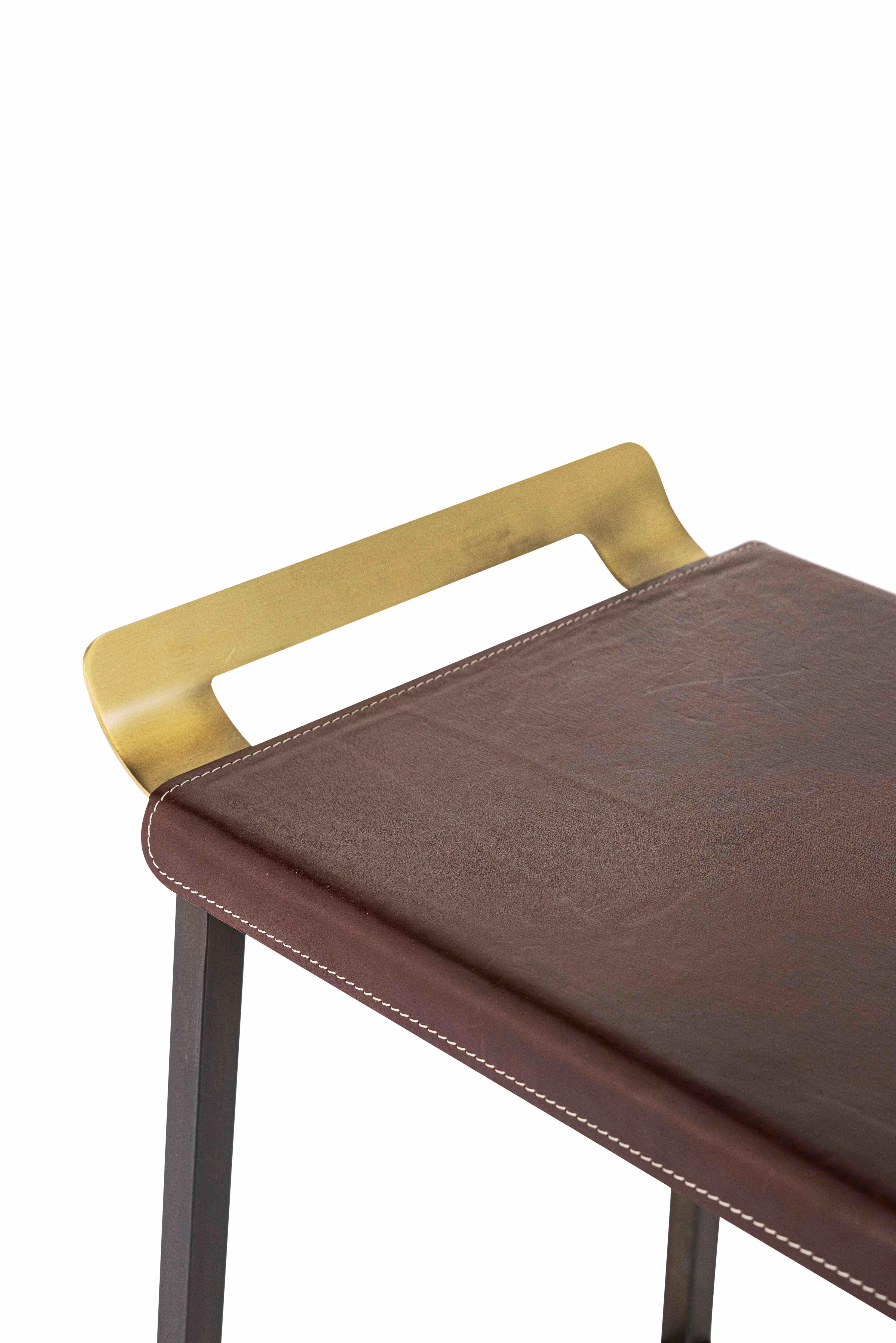 Verniciatura a polvere Levante sgabello ottone e pelle in vendita