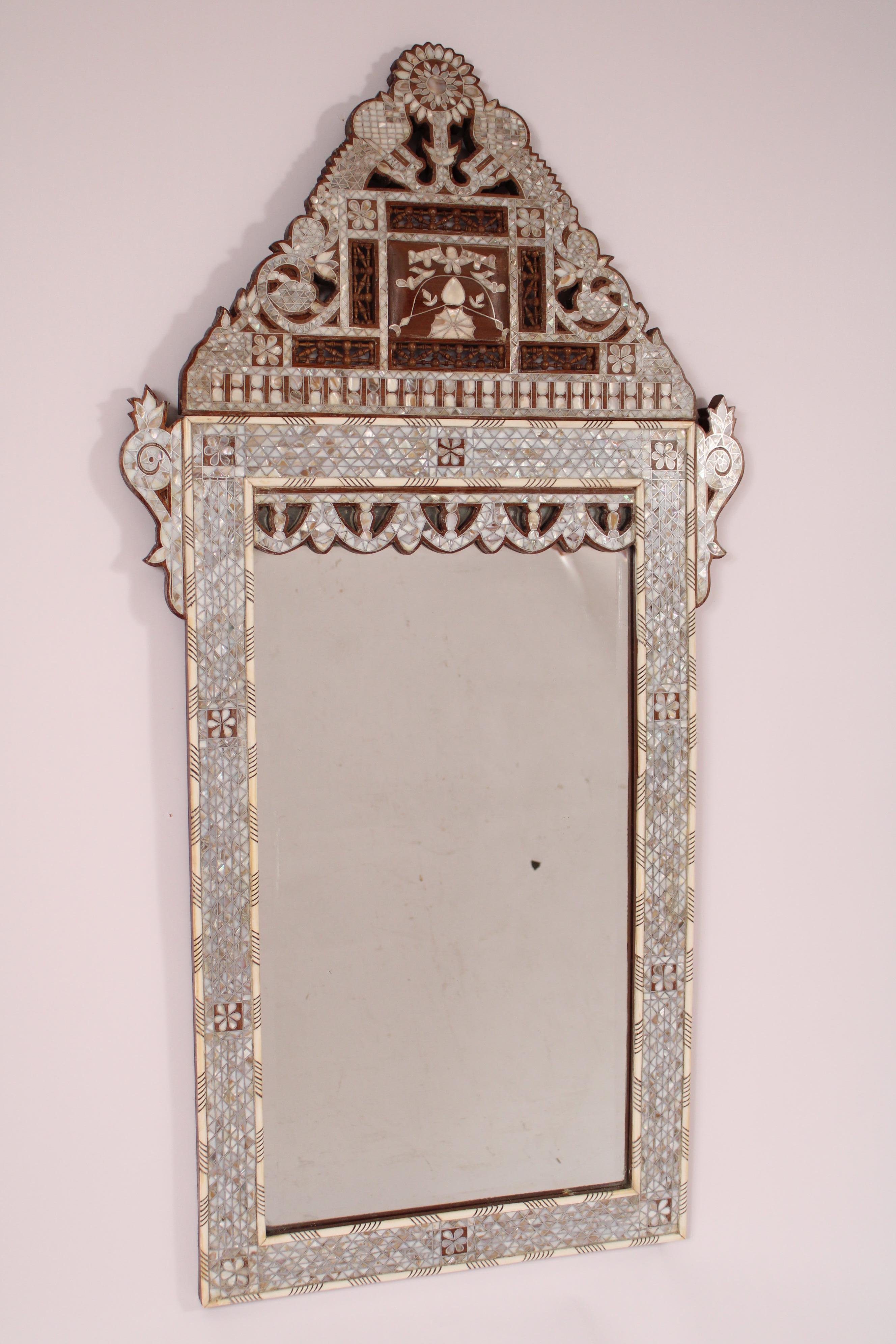 Miroir levantin incrusté de nacre et d'os, fin du XXe siècle. Largement incrusté de nacre et d'os.