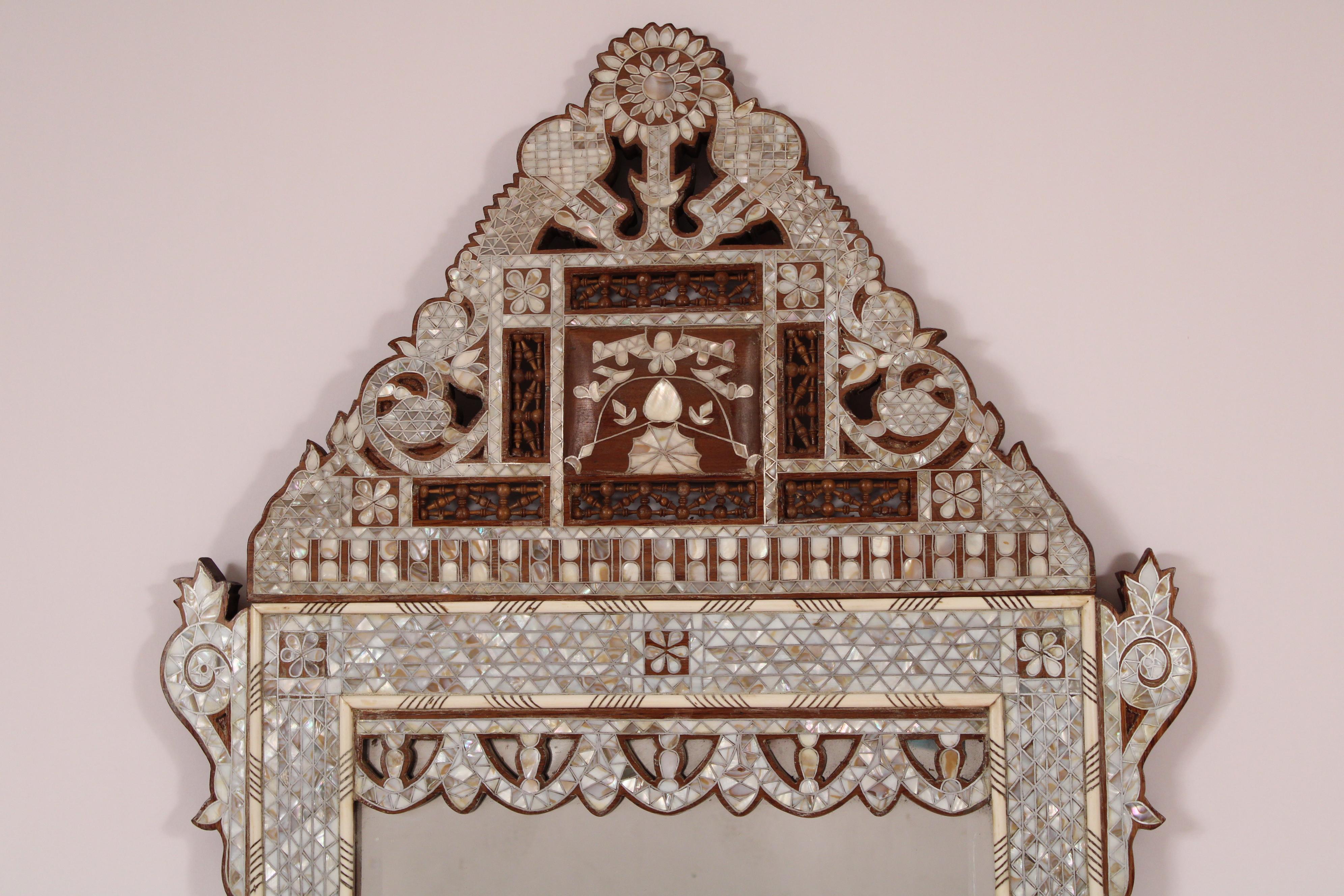 20ième siècle Miroir levantin incrusté de nacre et d'os en vente