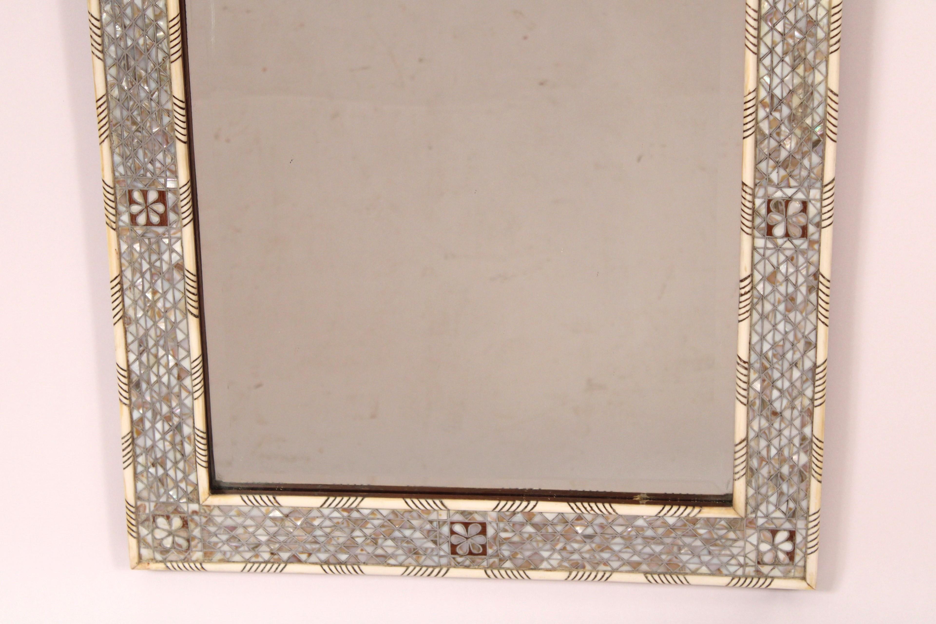 Os Miroir levantin incrusté de nacre et d'os en vente