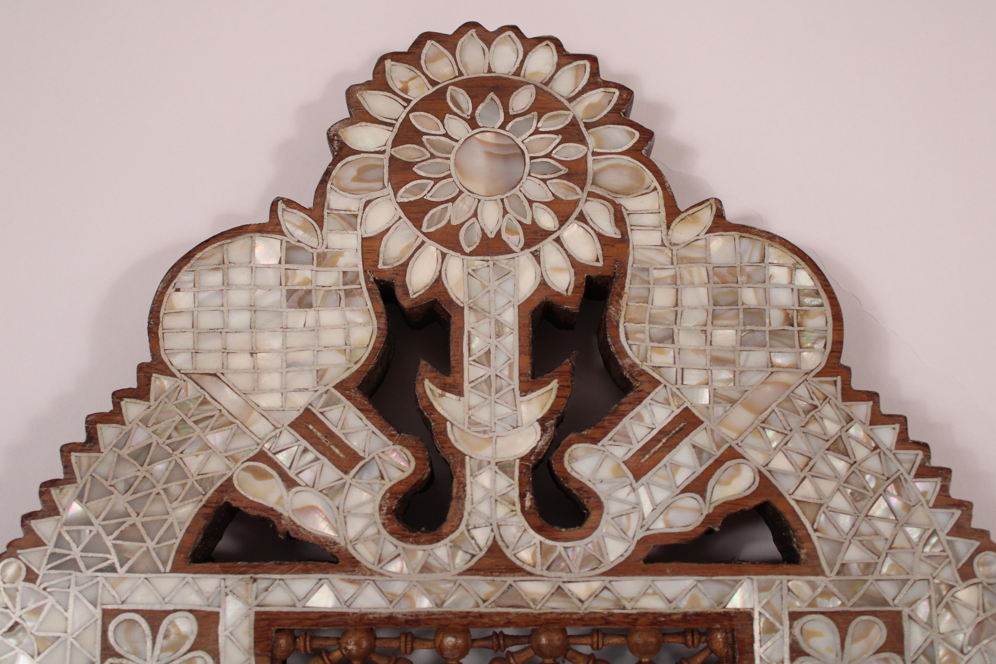 Miroir levantin incrusté de nacre et d'os en vente 2