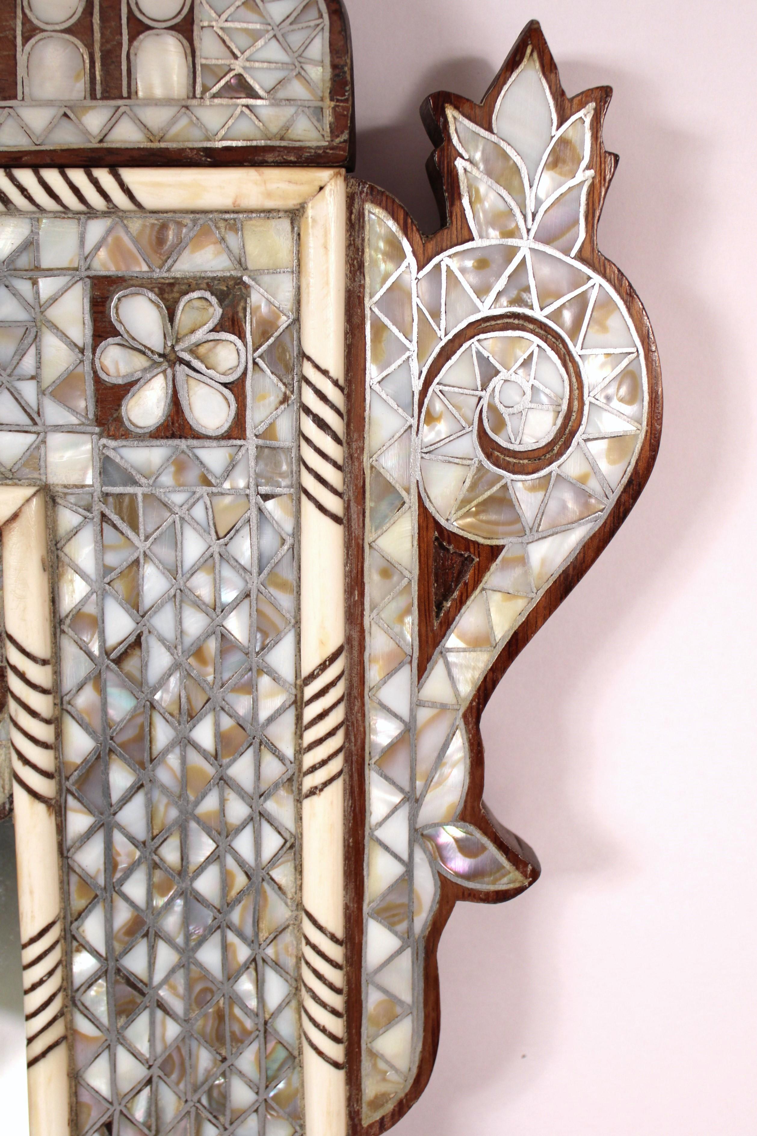 Miroir levantin incrusté de nacre et d'os en vente 3