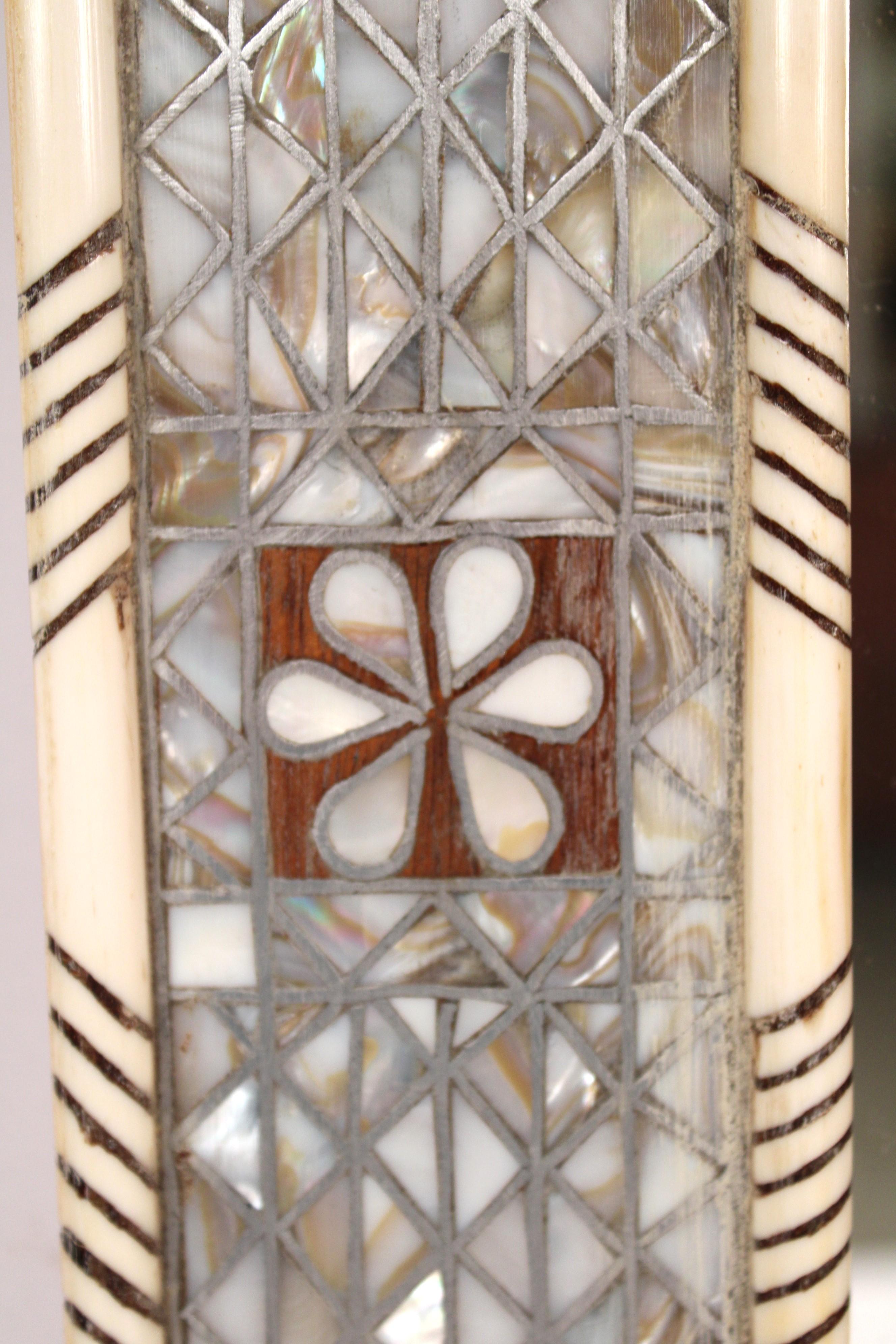 Miroir levantin incrusté de nacre et d'os en vente 4