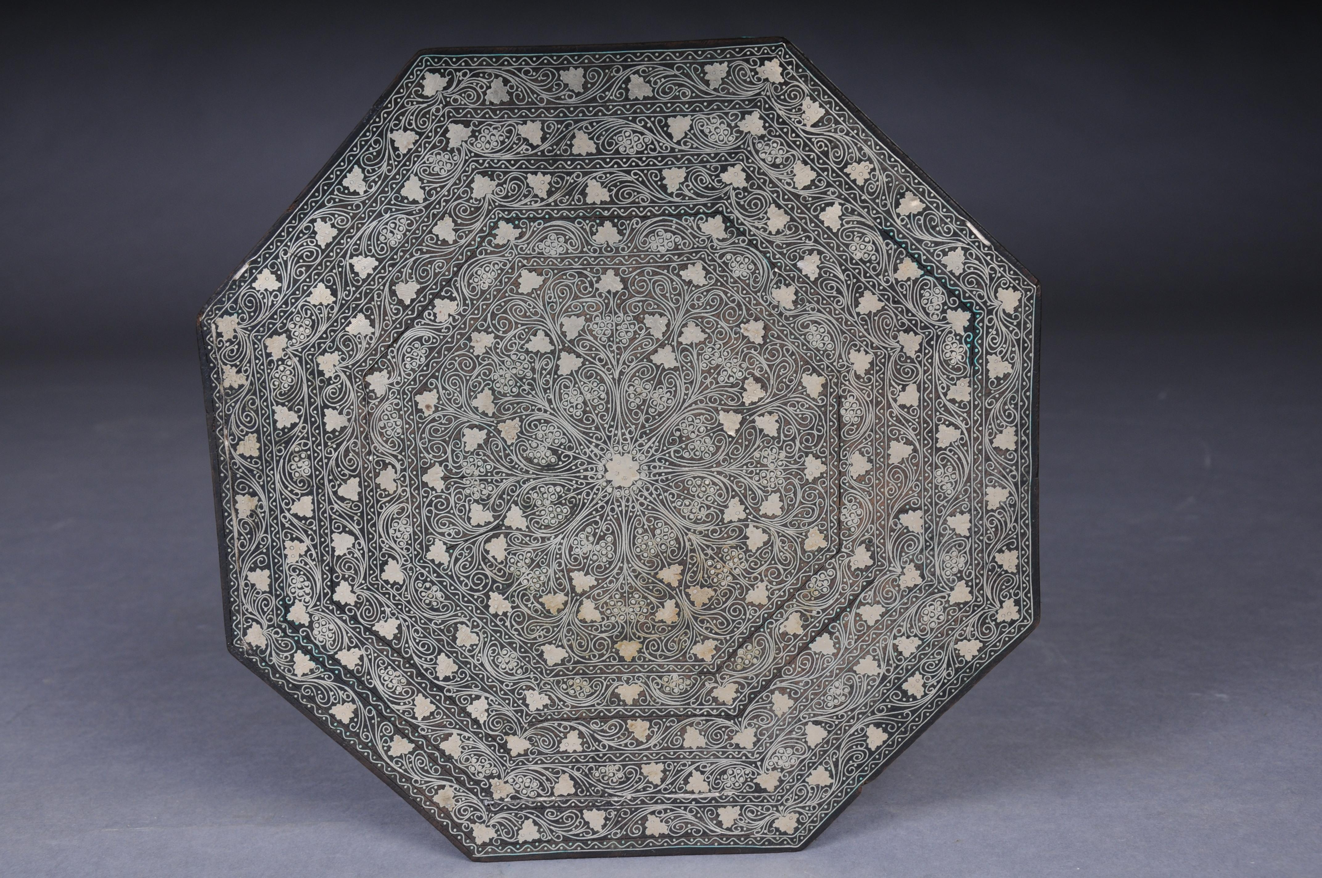 Table d'appoint ancienne Levantine/Ottomane avec incrustations de laiton, vers 1880 en vente 4