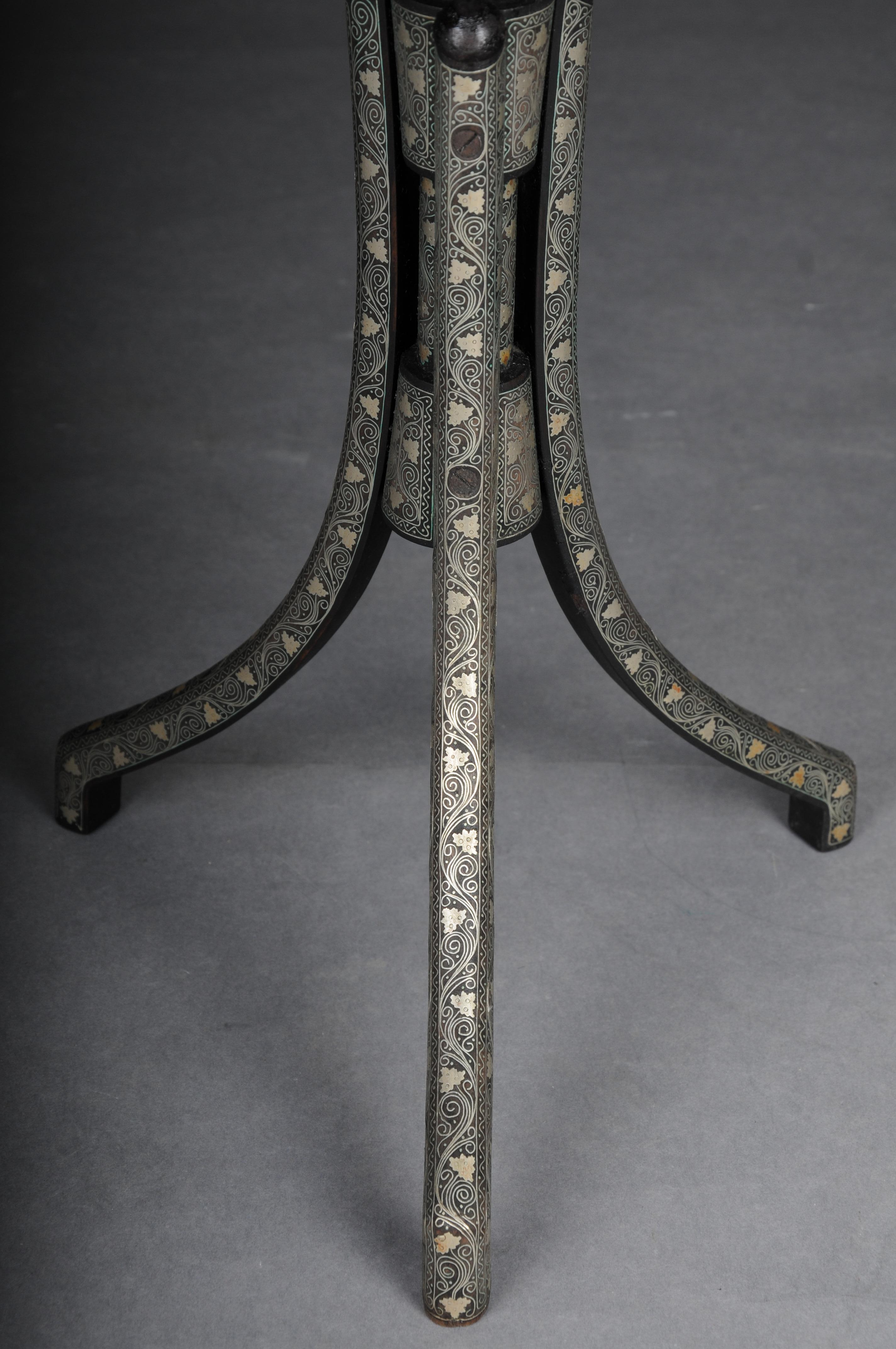 Table d'appoint ancienne Levantine/Ottomane avec incrustations de laiton, vers 1880 en vente 10