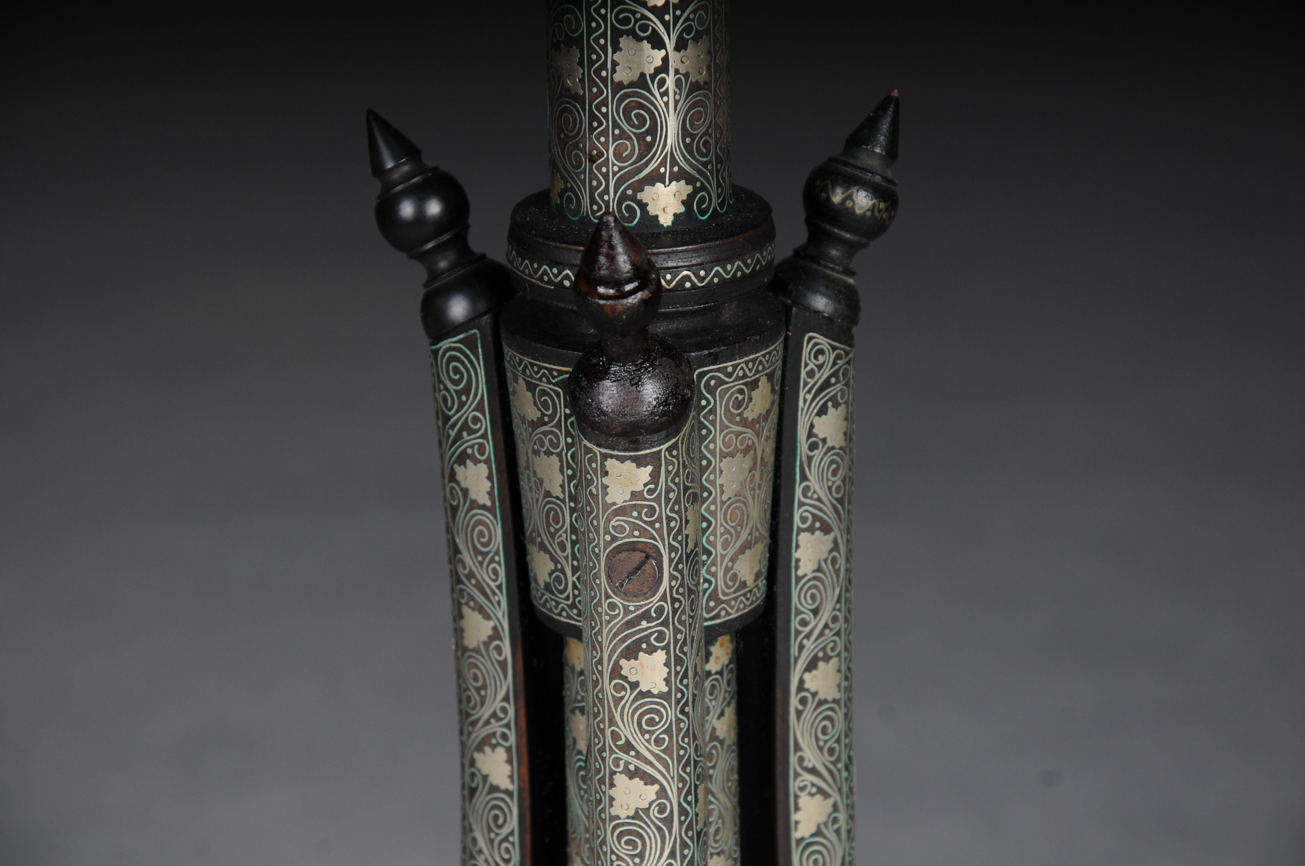 Table d'appoint ancienne Levantine/Ottomane avec incrustations de laiton, vers 1880 en vente 11