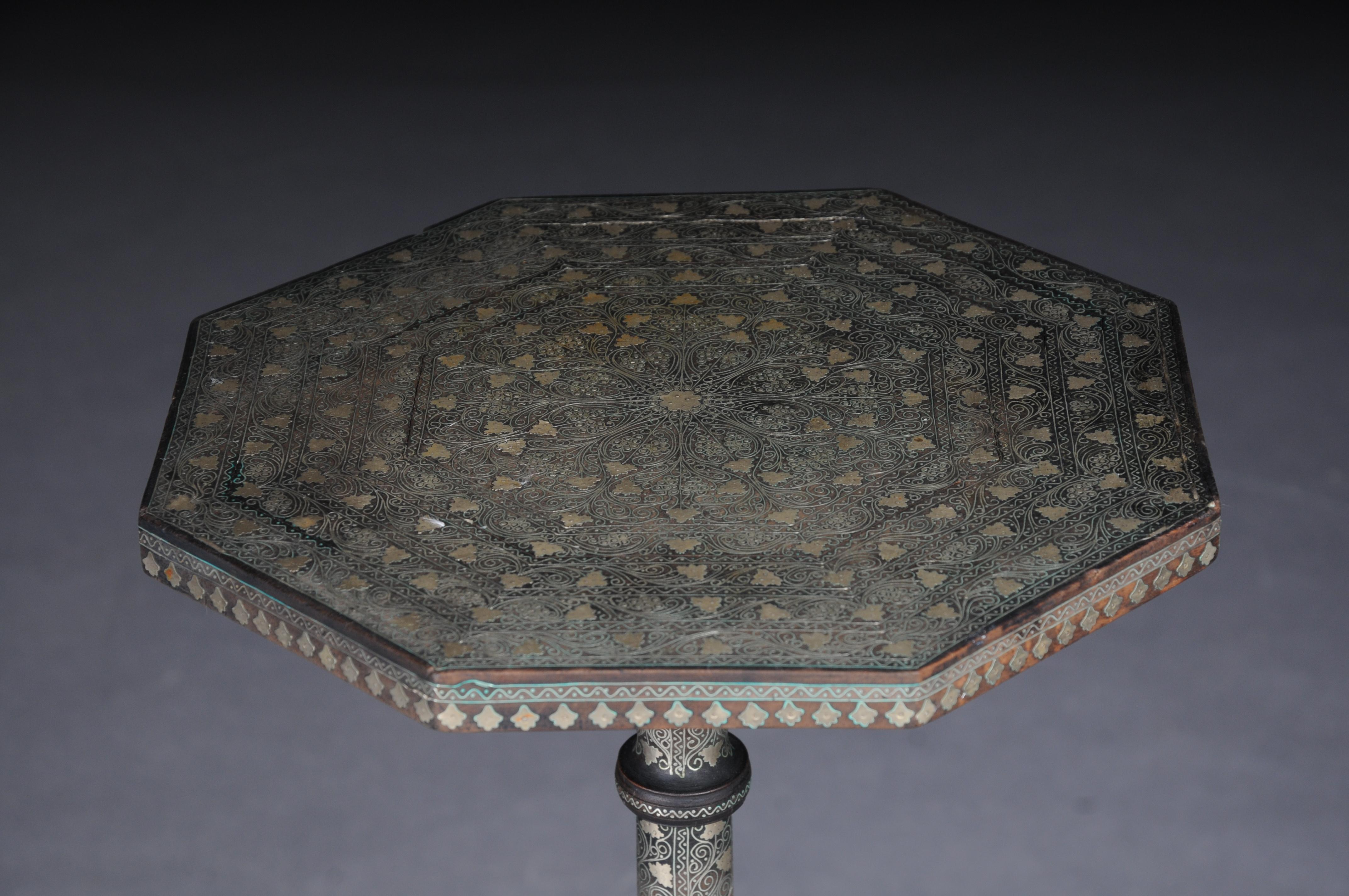 Table d'appoint ancienne Levantine/Ottomane avec incrustations de laiton, vers 1880 en vente 12