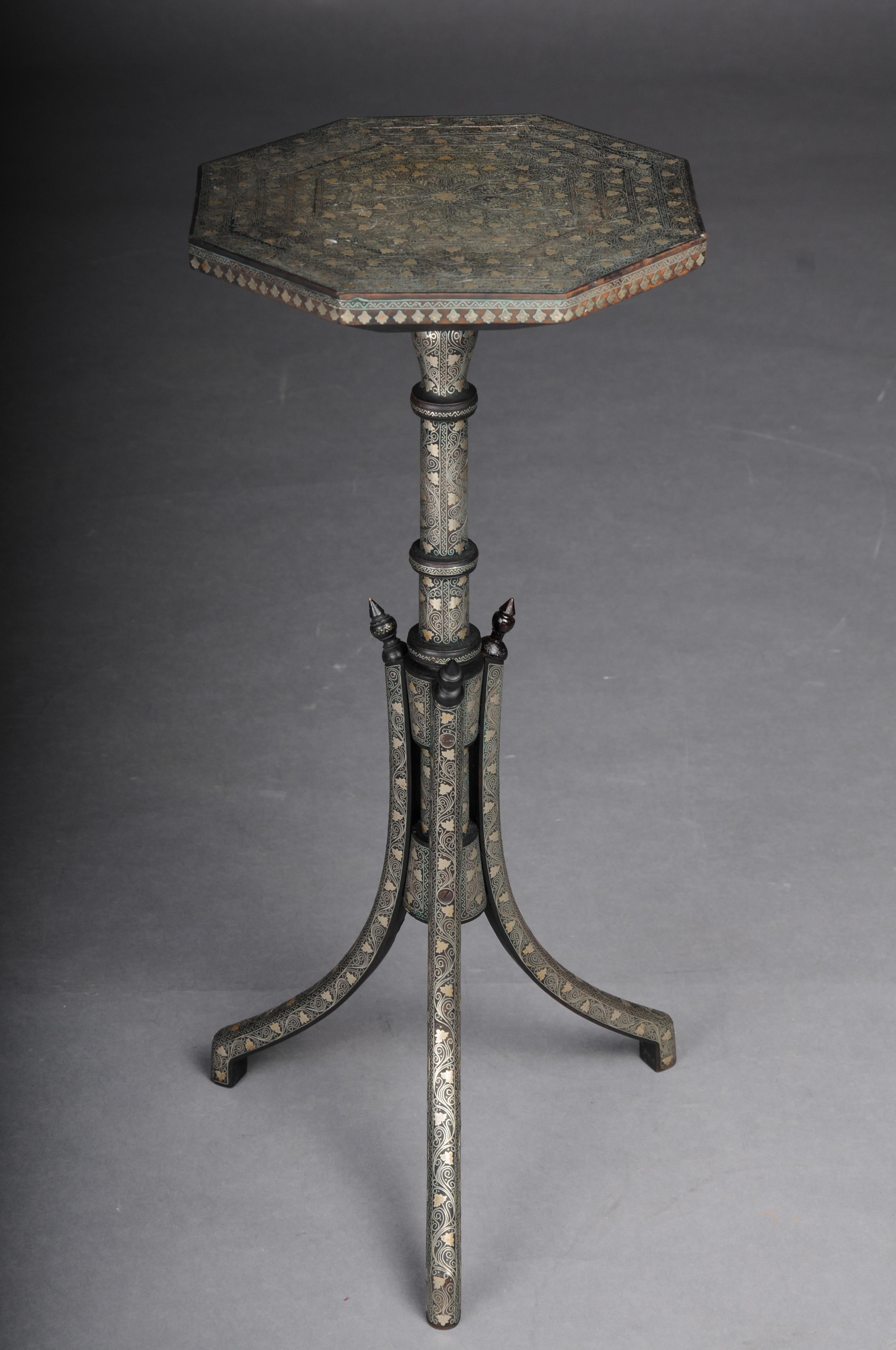 Table d'appoint ancienne Levantine/Ottomane avec incrustations de laiton, vers 1880

Table d'appoint octogonale en laiton argenté avec incrustations, fin du 19e siècle, design élaboré avec des vrilles et des feuilles entrelacées. Longs pieds évasés