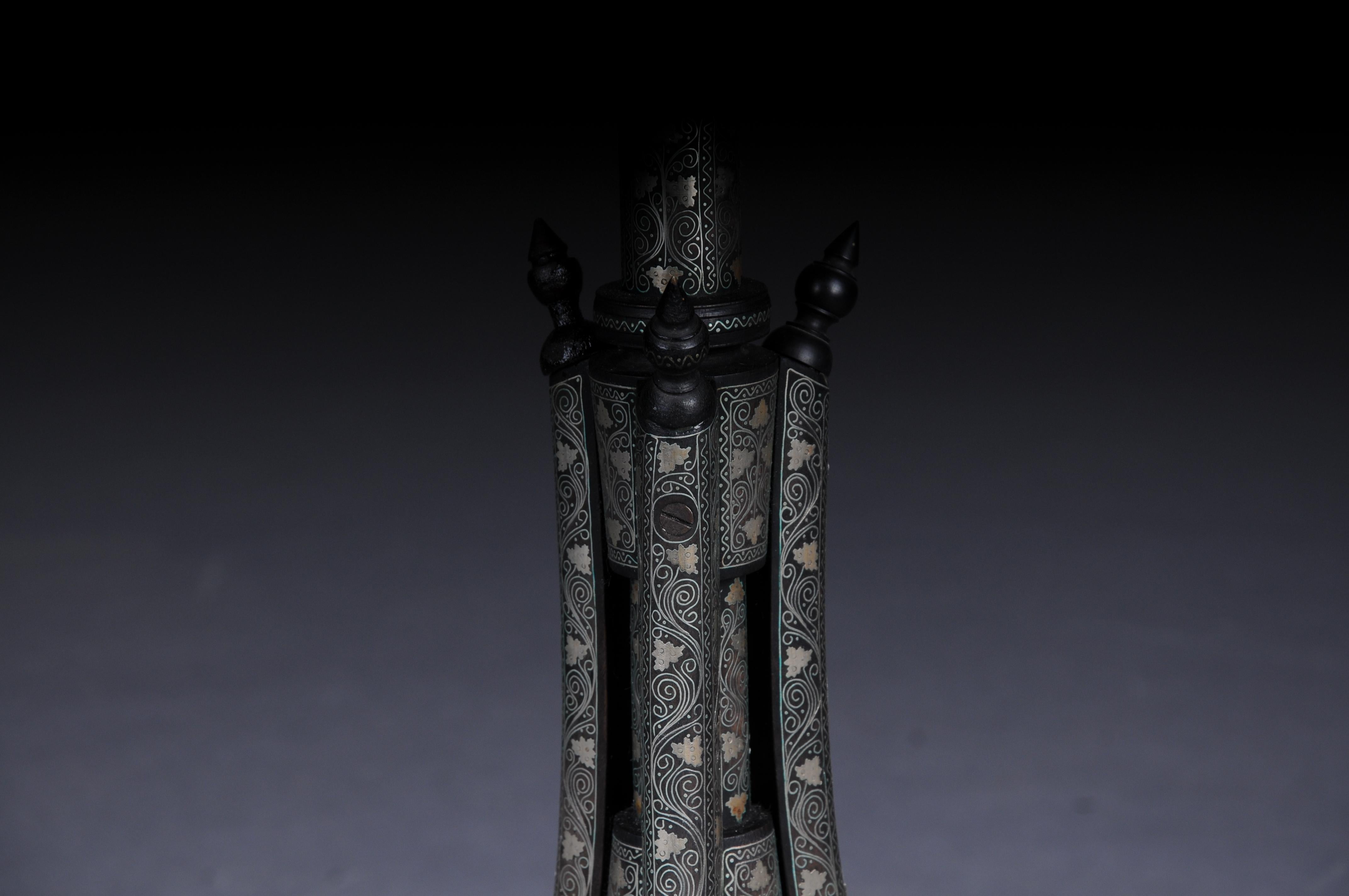 Fait main Table d'appoint ancienne Levantine/Ottomane avec incrustations de laiton, vers 1880 en vente