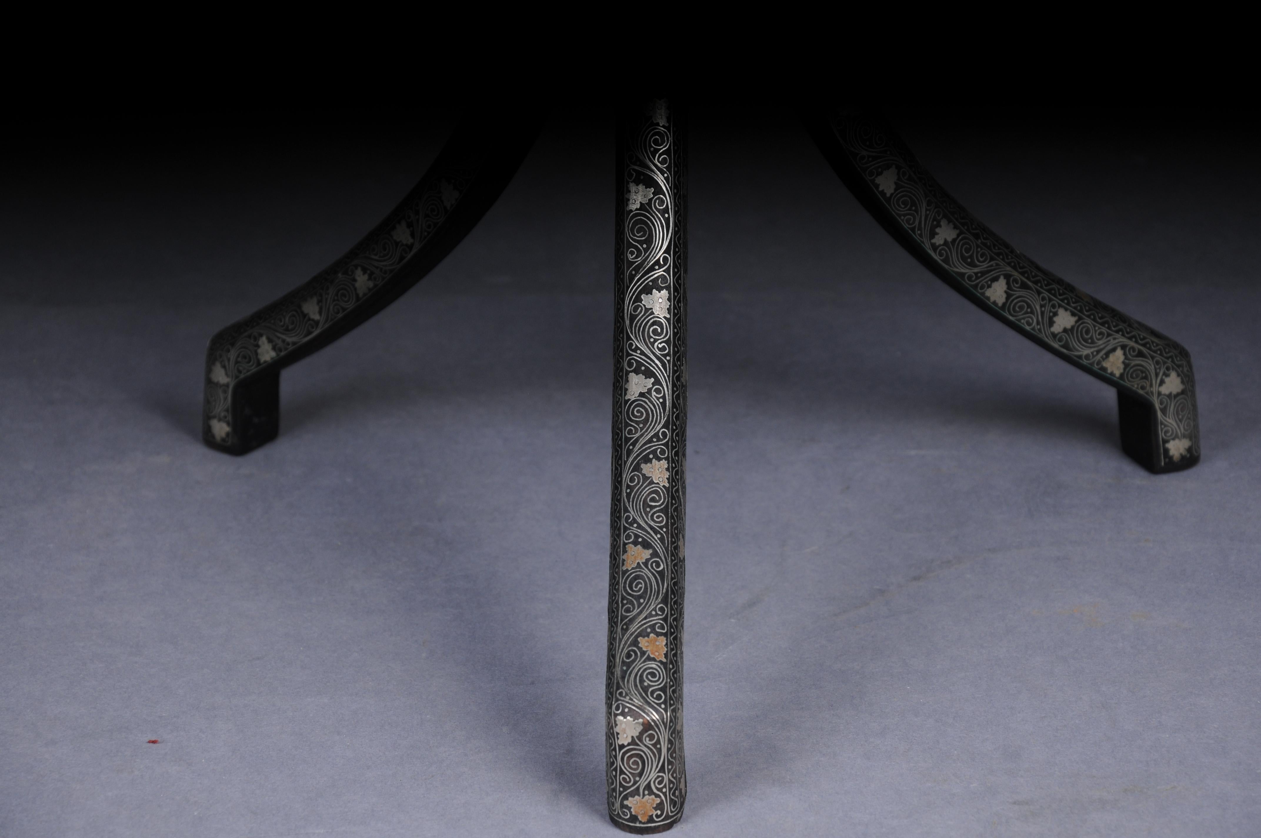 Table d'appoint ancienne Levantine/Ottomane avec incrustations de laiton, vers 1880 Bon état - En vente à Berlin, DE