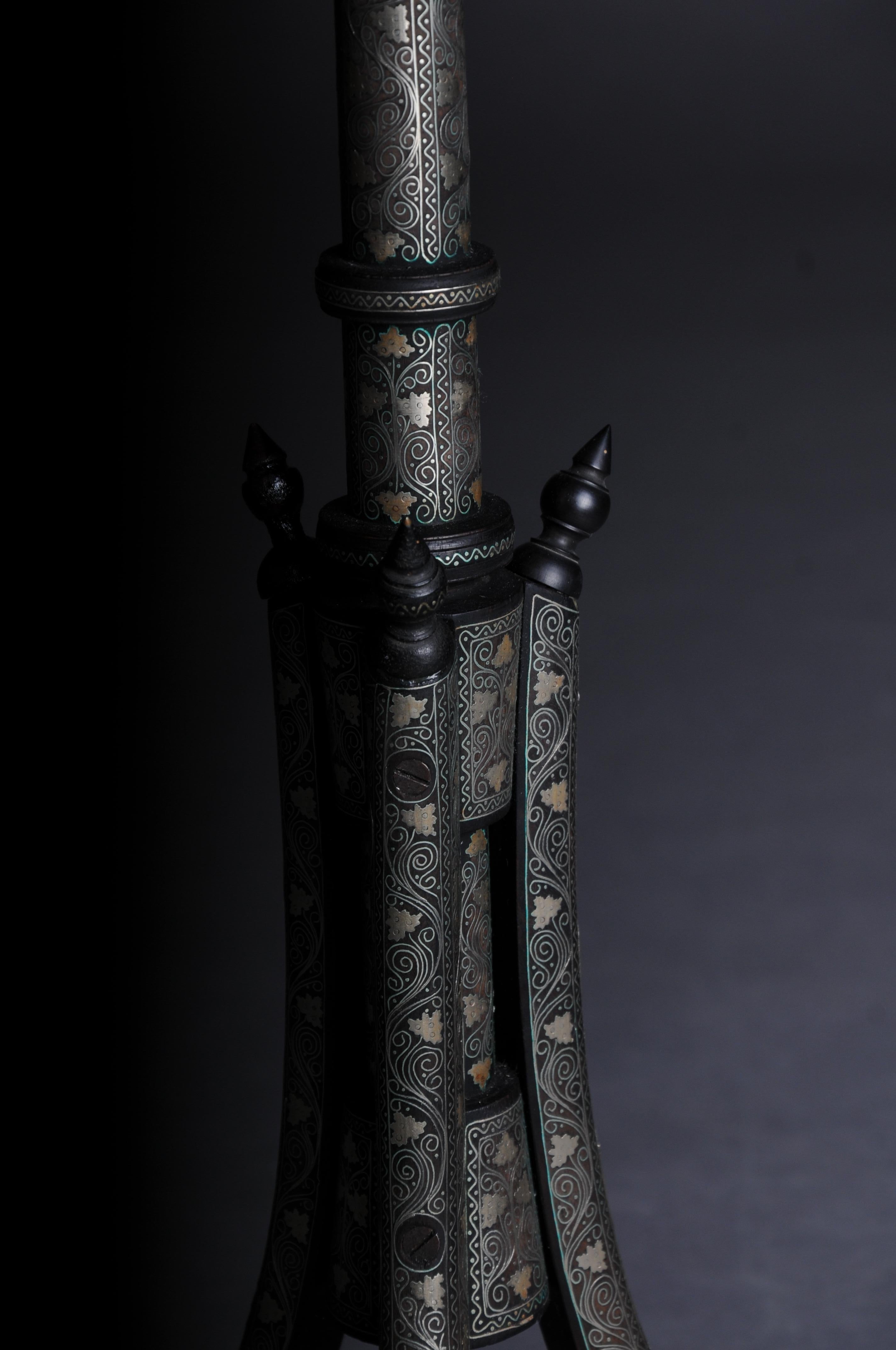 XIXe siècle Table d'appoint ancienne Levantine/Ottomane avec incrustations de laiton, vers 1880 en vente