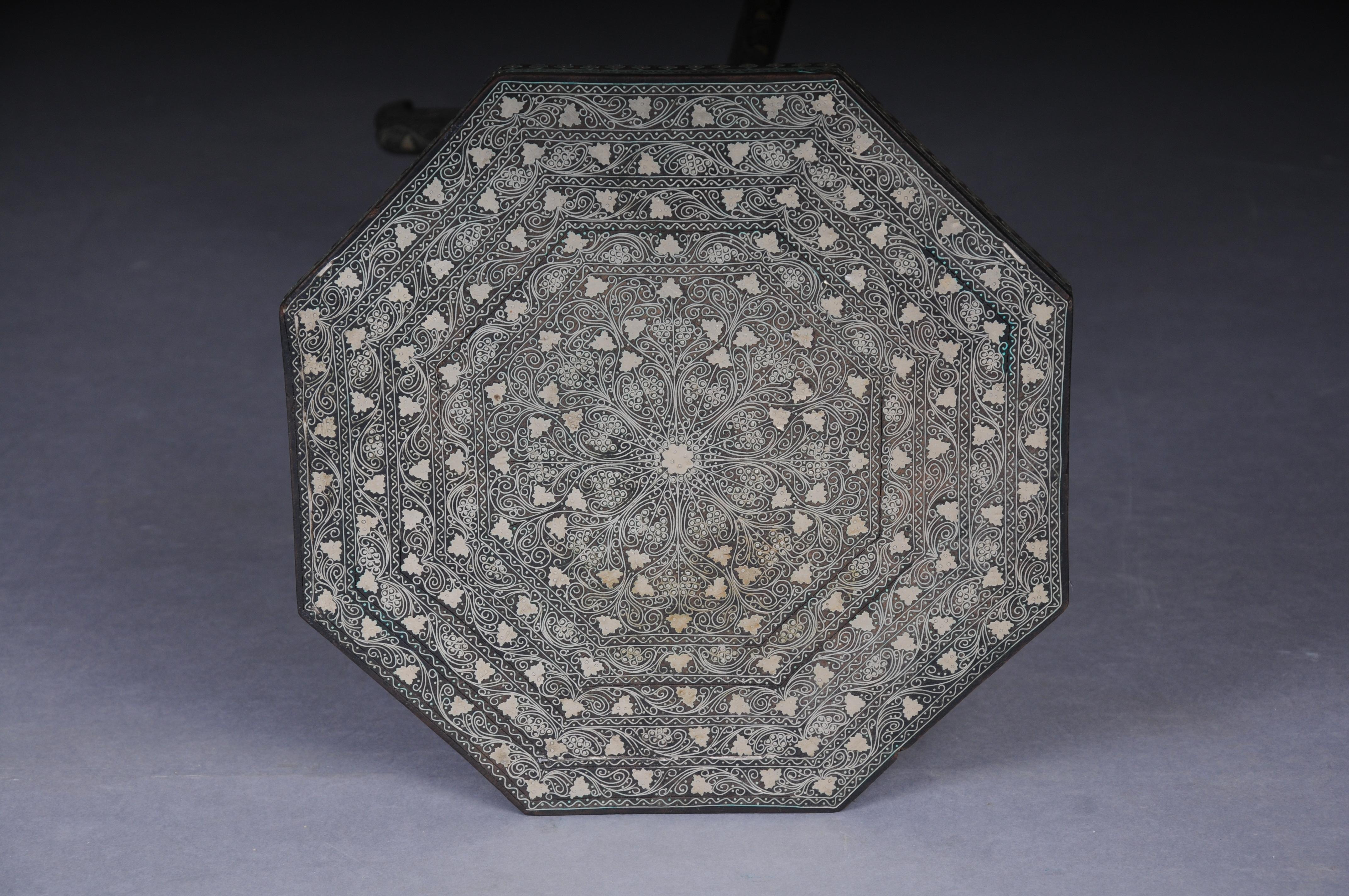 Table d'appoint ancienne Levantine/Ottomane avec incrustations de laiton, vers 1880 en vente 1