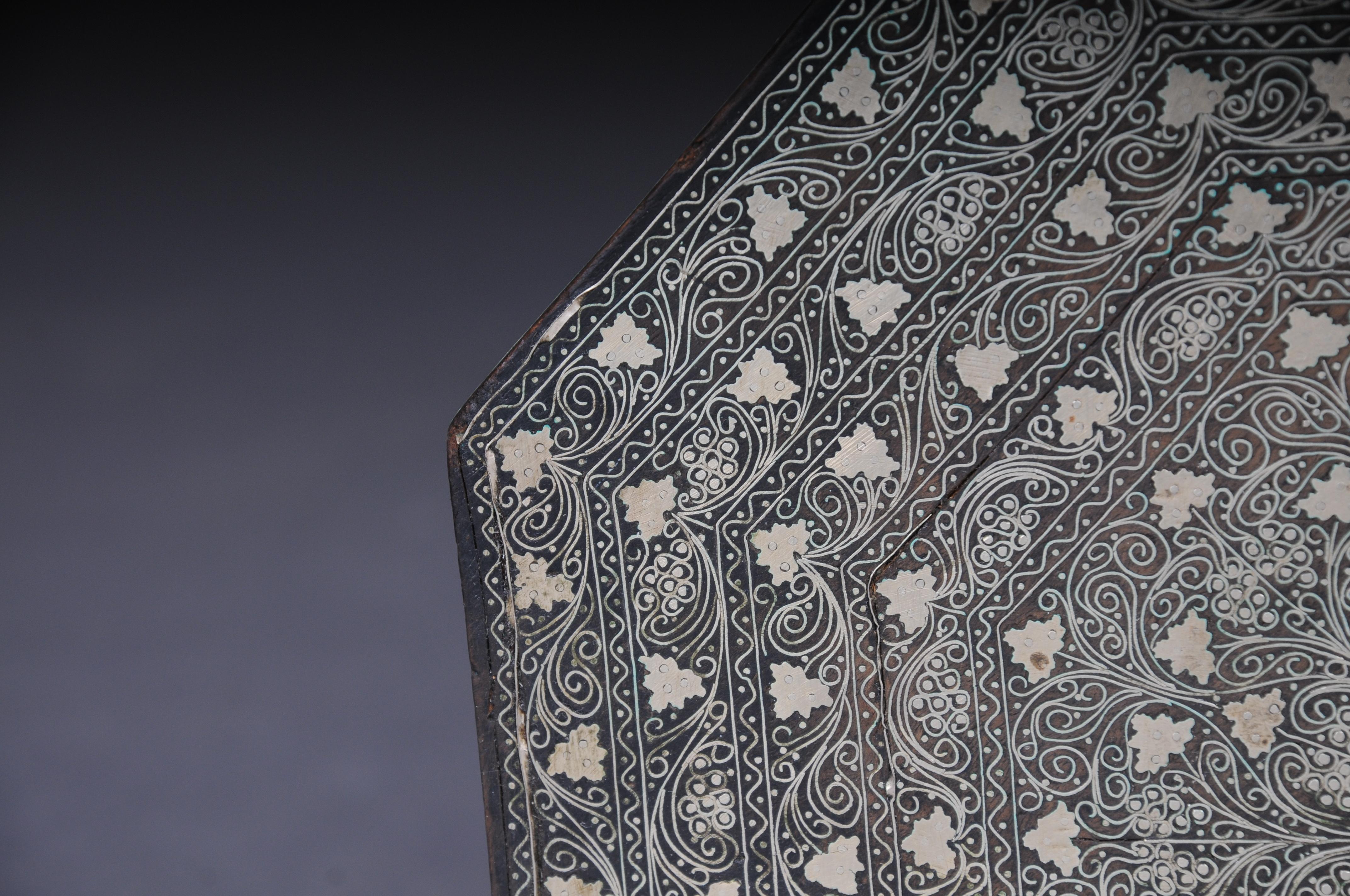 Table d'appoint ancienne Levantine/Ottomane avec incrustations de laiton, vers 1880 en vente 2