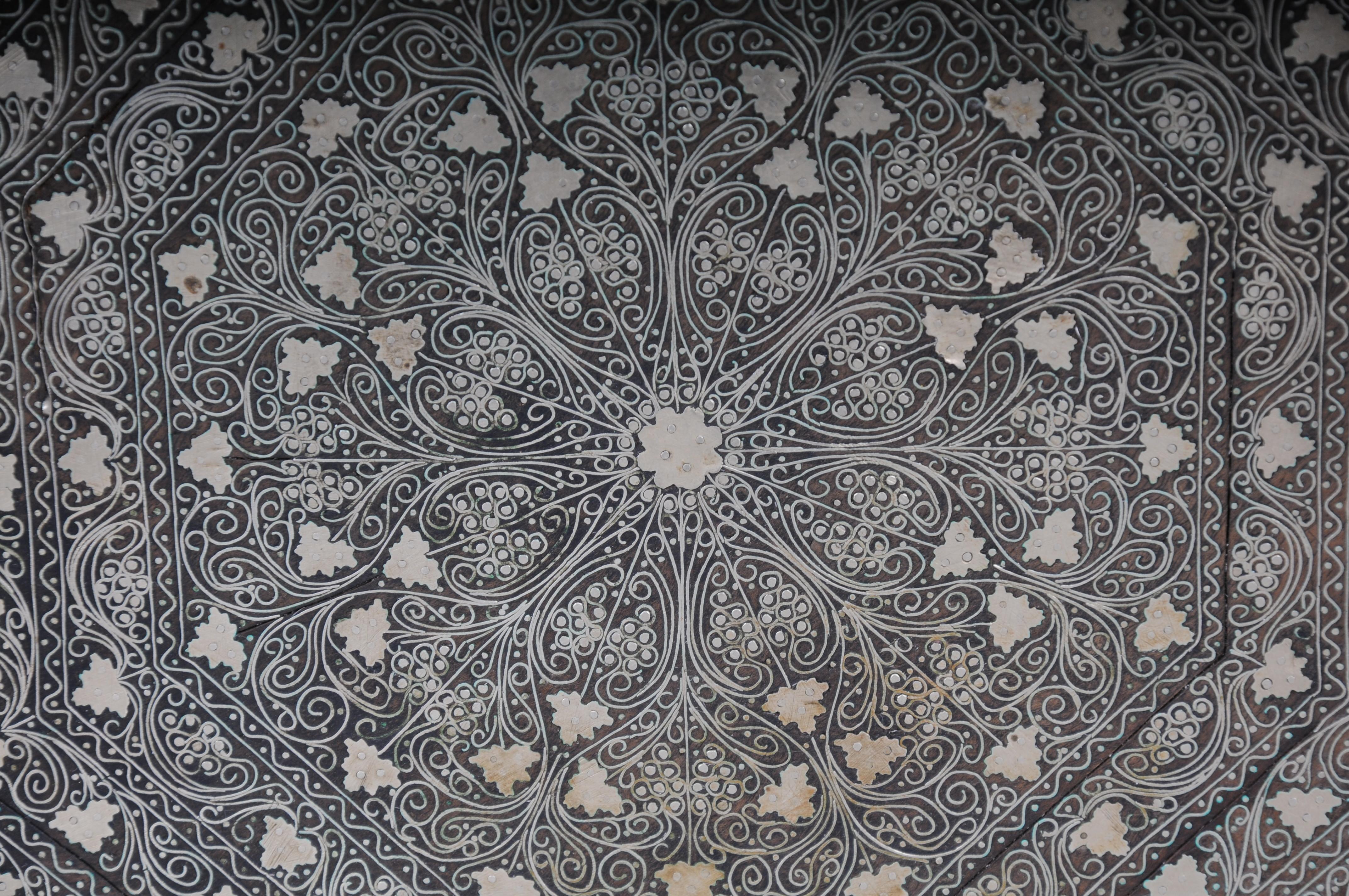 Table d'appoint ancienne Levantine/Ottomane avec incrustations de laiton, vers 1880 en vente 3