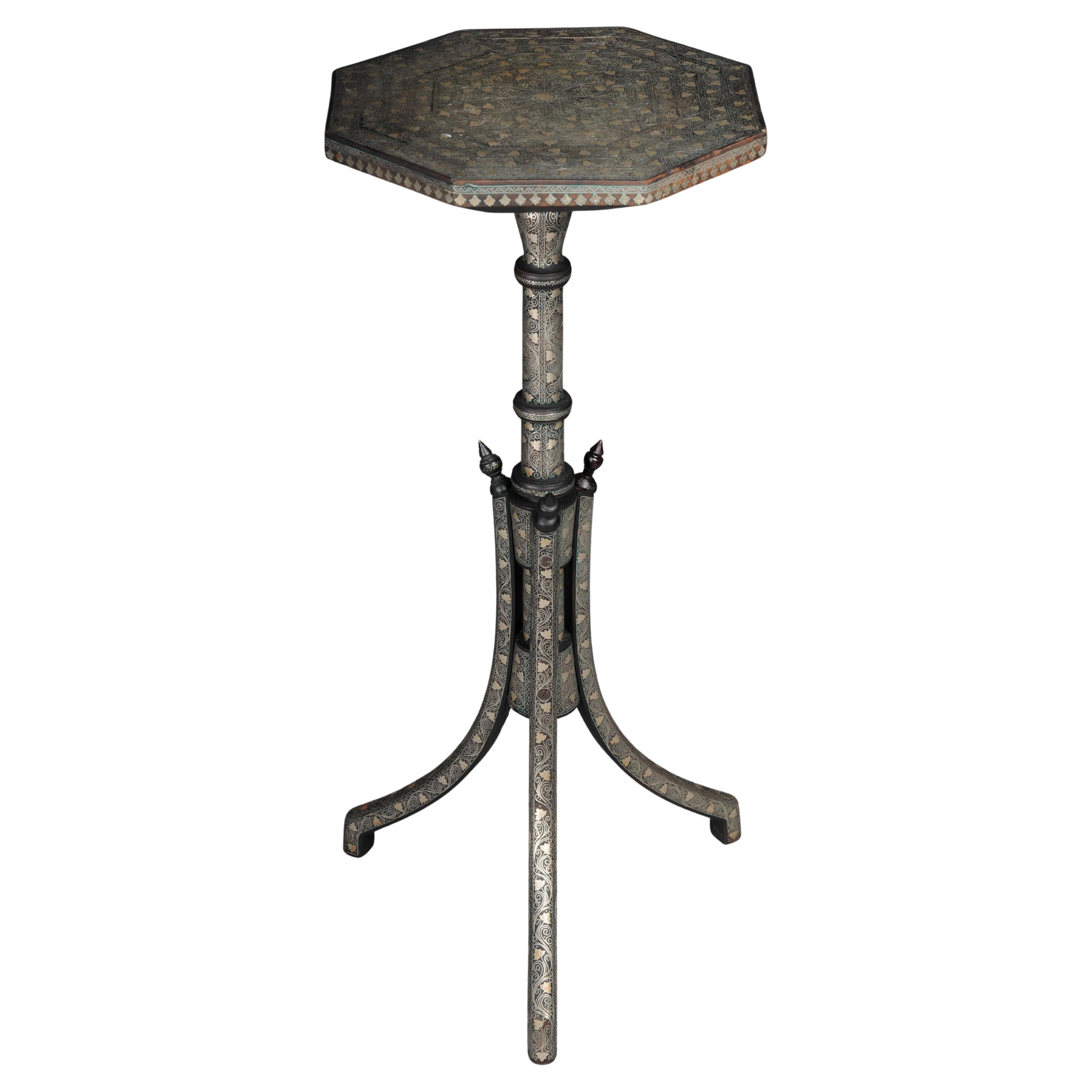 Table d
appoint ancienne Levantine/Ottomane avec incrustations de laiton, vers 1880 en vente