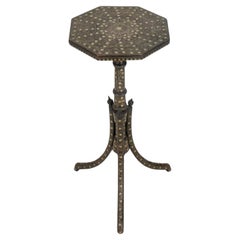 Table d'appoint en incrustation de laiton argenté Levantine
