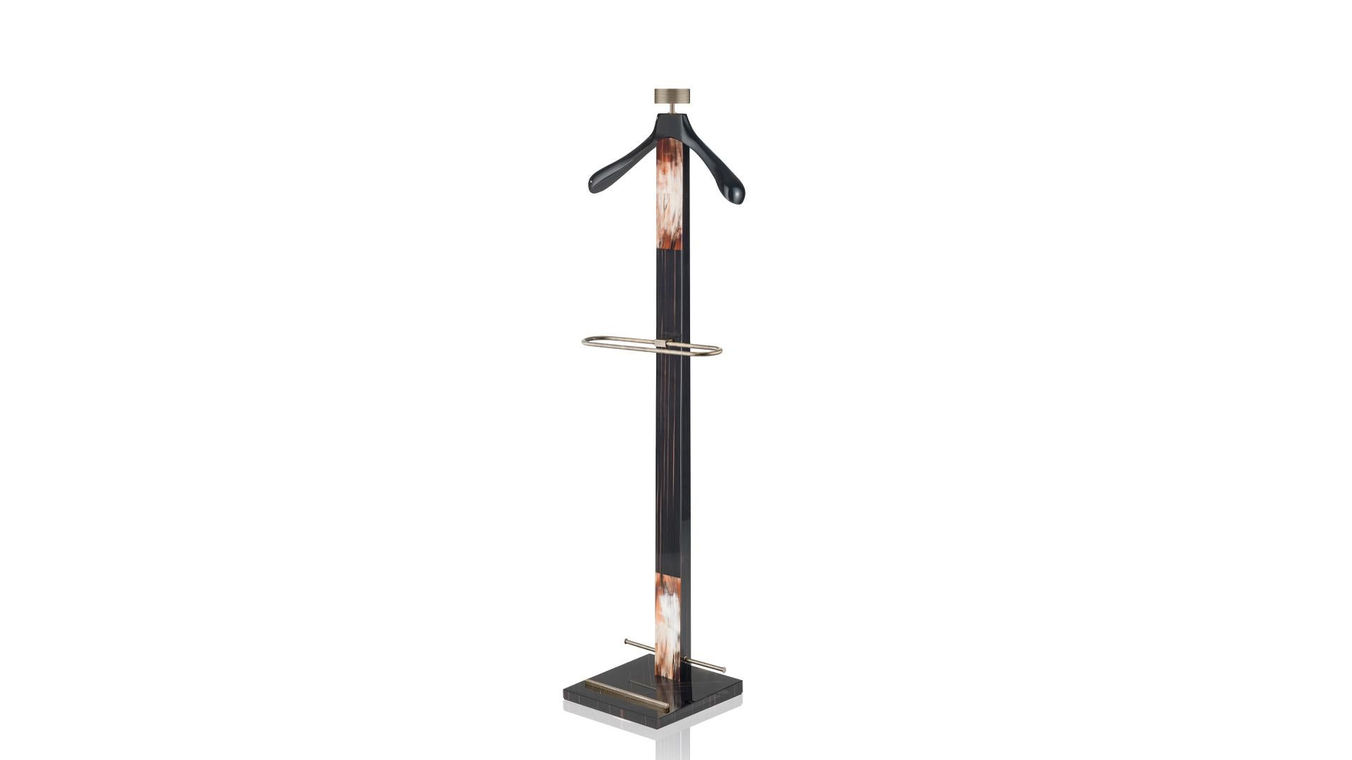 Levanzo Garderobenständer aus glänzendem Ebenholz mit Corno Italiano Intarsien, Mod. 4726 (Italienisch) im Angebot