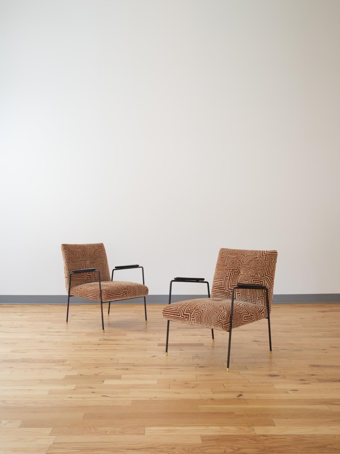 Designer prolifique et talentueux, Joaquim Tenreiro (1906-1992) a magistralement jeté les bases de la vie moderne au Brésil grâce à son mobilier et à ses intérieurs. Né au Portugal et formé au travail du bois, Tenreiro s'est installé à Rio de