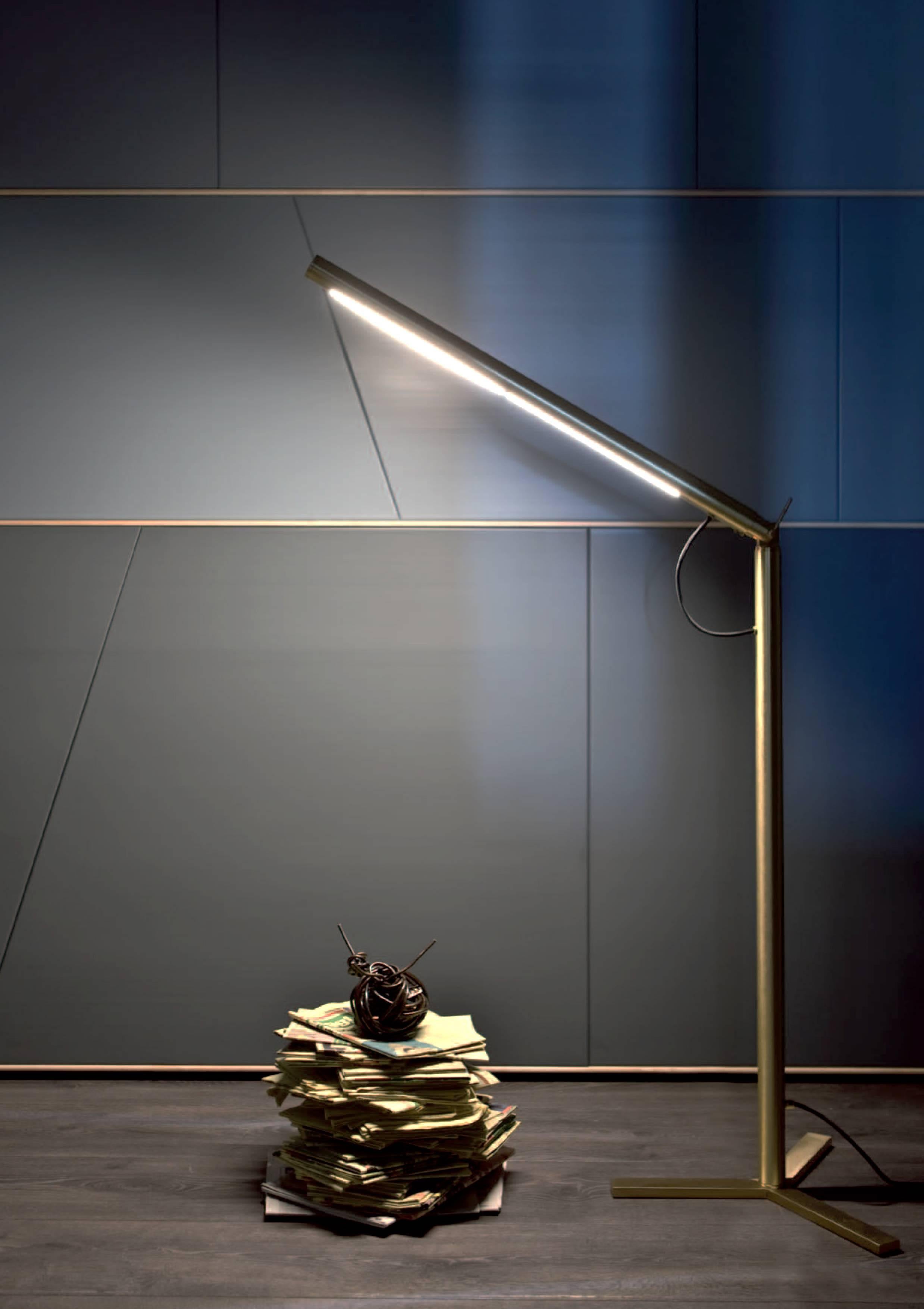 Level is both a sculptural and practical and flexible floor lamp. Artefatto designed a purist cylinder in satin brass with LED light that allows users to adapt it to their particular requirements.
The level lamp brass cylinder can be inclined from