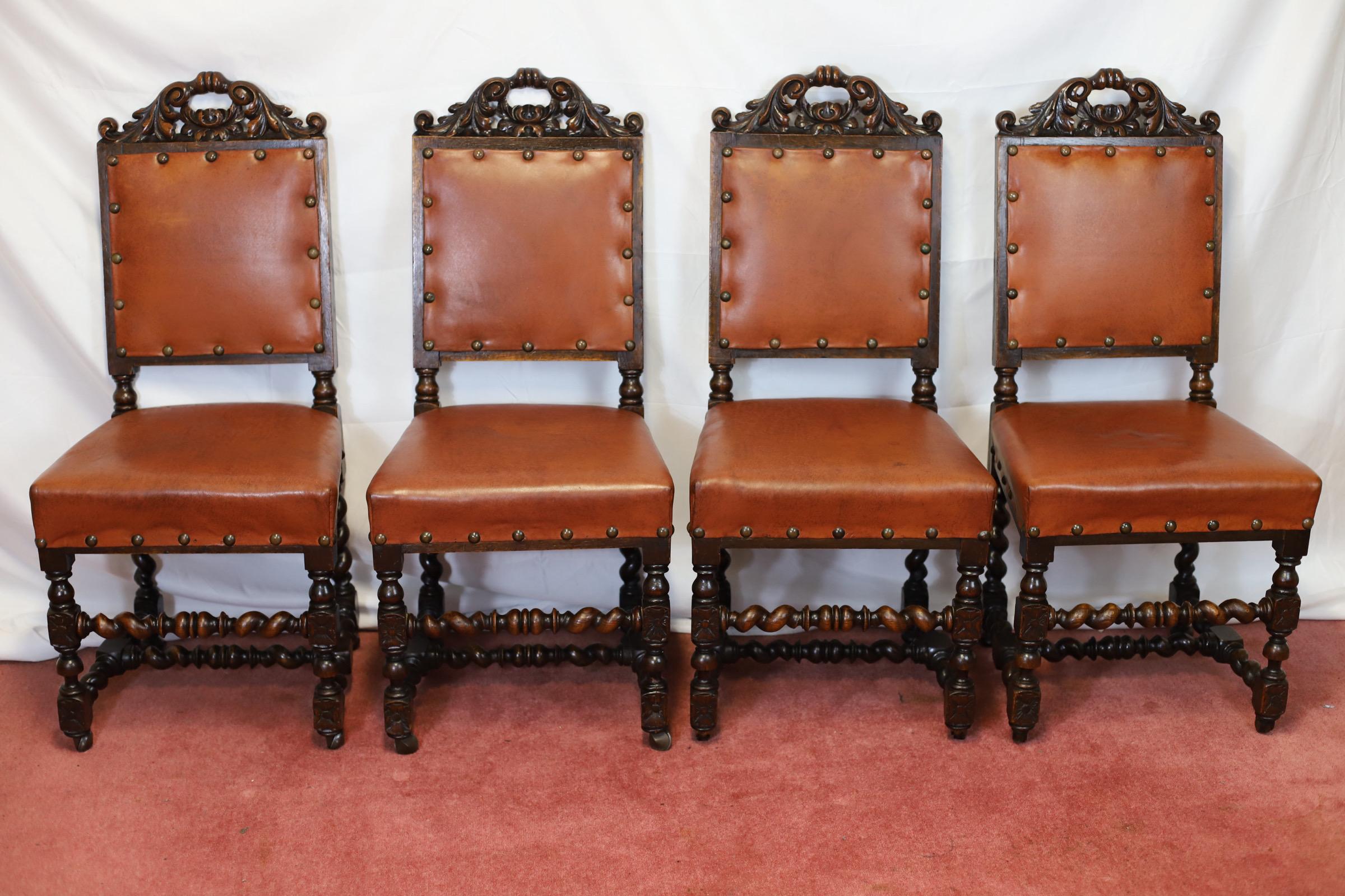 
Siamo lieti di offrire in vendita questo fantastico set di otto sedie da pranzo in rovere in stile giacobino con sponde intagliate a foglia d'acanto, imbottitura in pelle marrone per gli schienali e le sedute imbottite, gambe posteriori a torsione