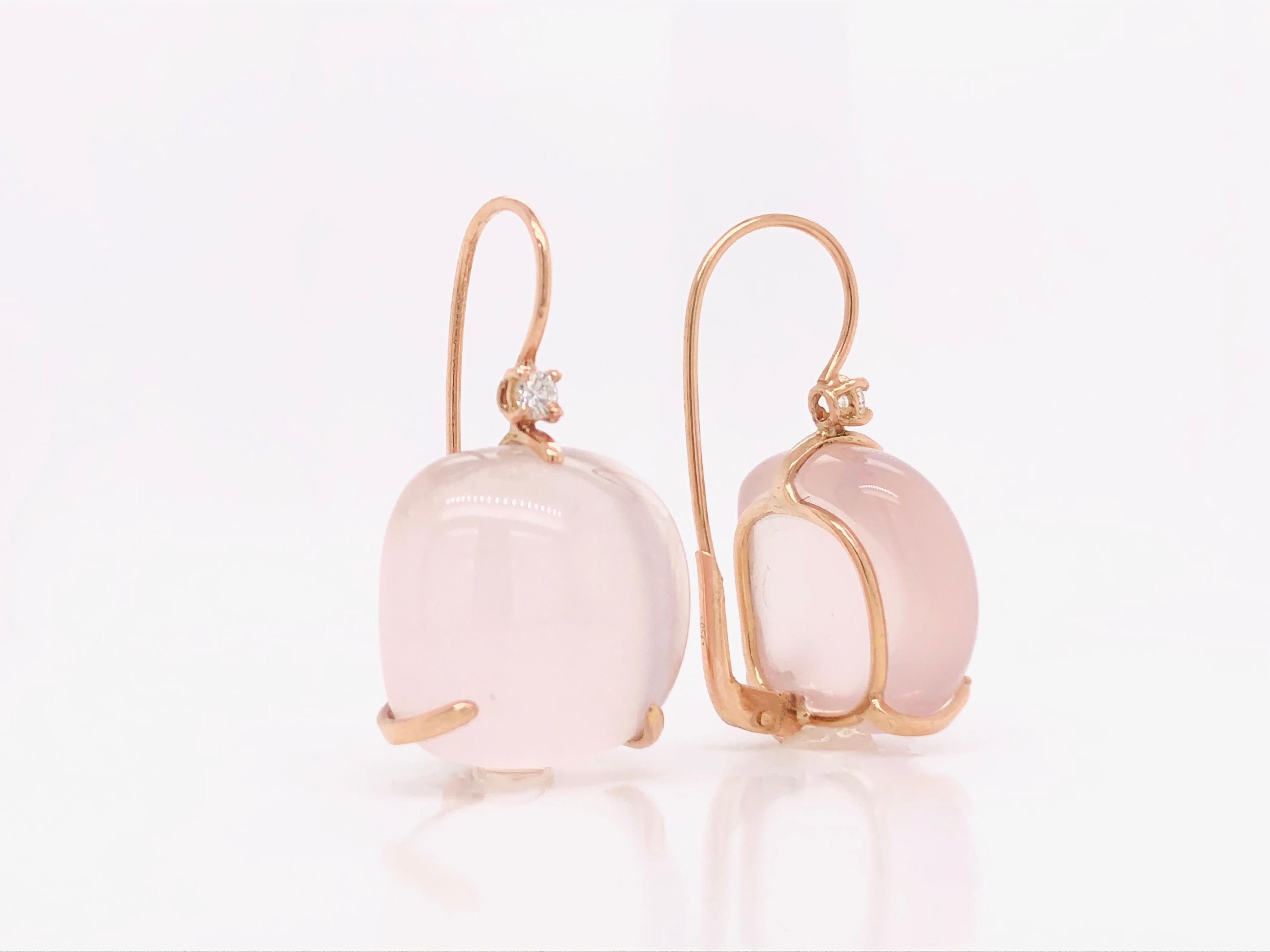 Rosenquarz-Ohrringe mit Diamanten auf 18 Karat Roségold sind der Inbegriff von Eleganz und Weiblichkeit. Mit zwei wunderschönen rosa Quarzsteinen und zwei funkelnden Diamanten von je 0,14 Karat sind diese Ohrringe die perfekte Wahl für alle, die ein
