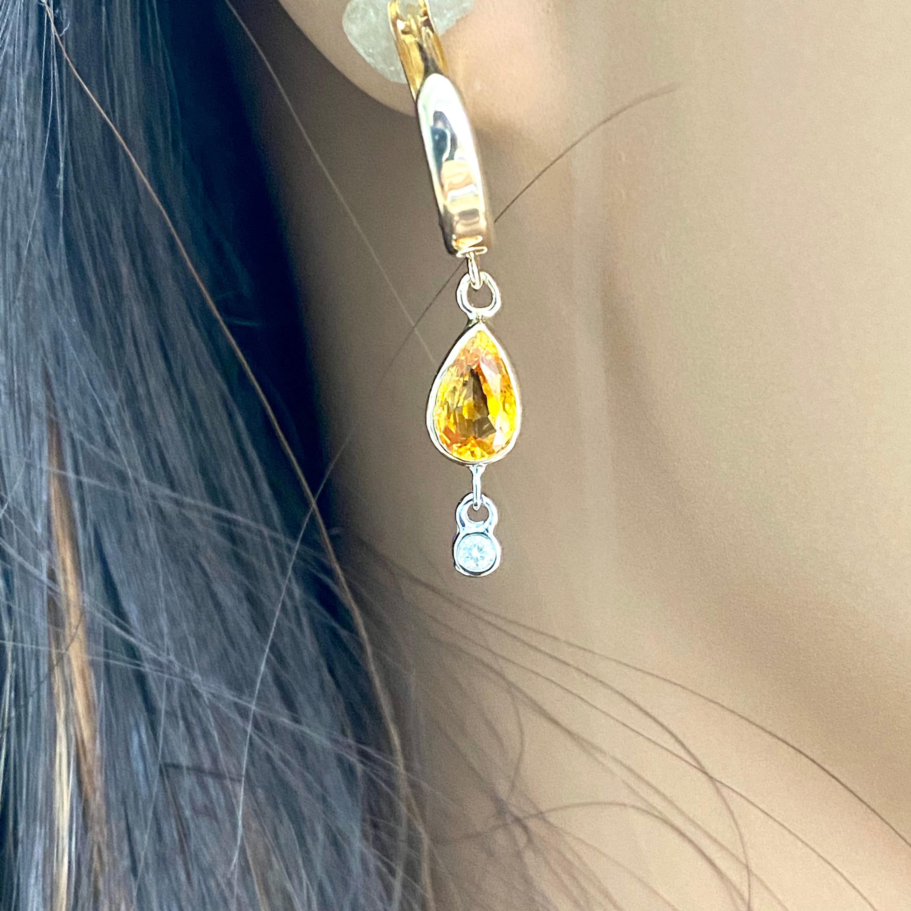 Contemporain Boucles d'oreilles à levier Huggie en or jaune avec diamants et saphirs jaunes