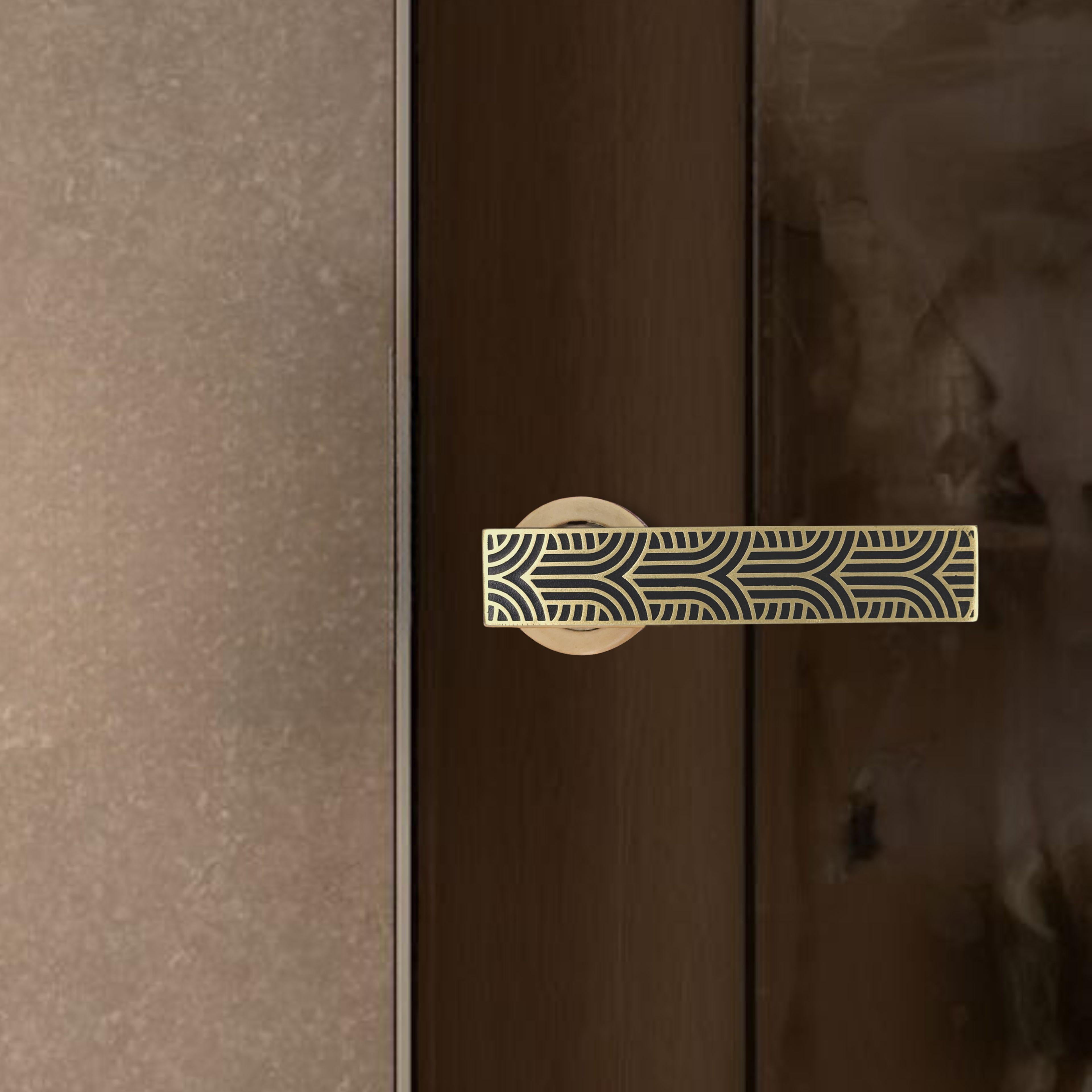 Art déco Béquille en laiton gravé - Finition or vieilli avec incrustation de résine noire en vente