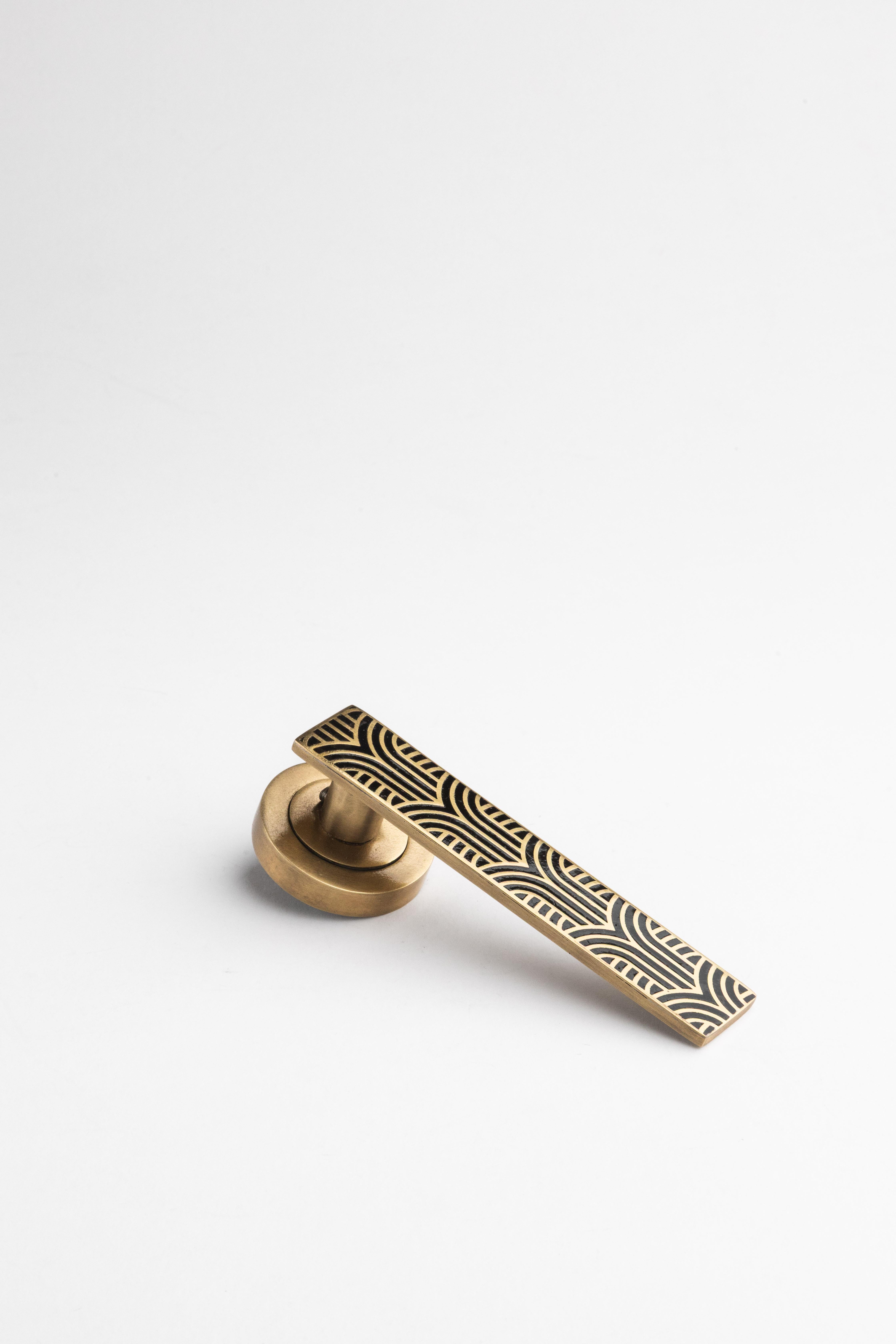 Art Deco Lever handle in engraved brass – Aged gold finish with black resin inlay For Sale