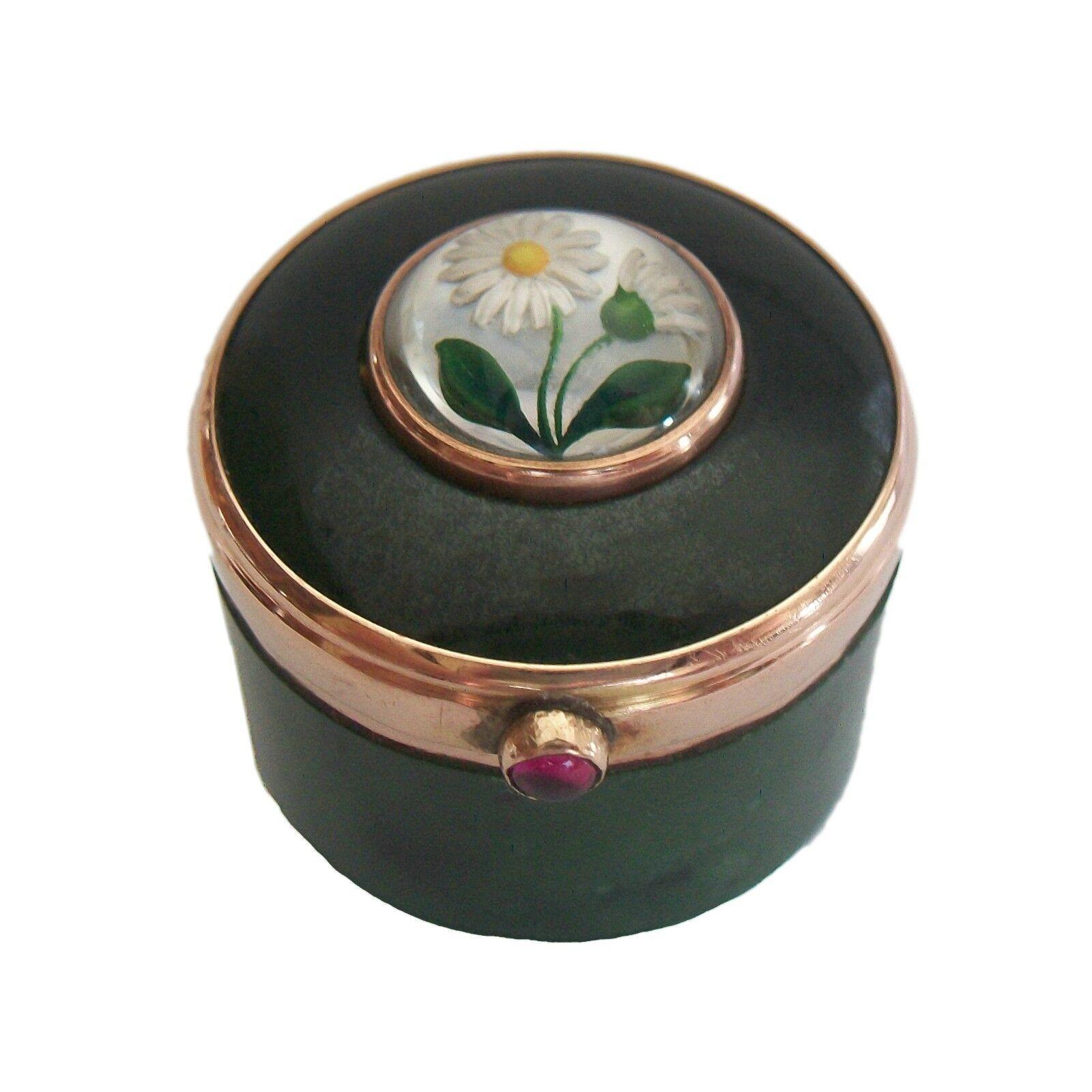 Levi & Salaman - Antique nephrite pill box with floral Essex crystal (rock crystal - reverse carved intaglio) - hand painted and carved daisy in full bloom with mother-of-pearl backing to the crystal - 9K rose gold mounts - cabochon ruby