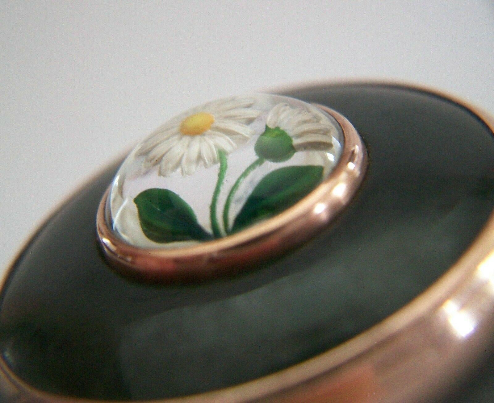 Levi & Salaman, Antique Nephrite & Essex Crystal Pill Box, U.K., circa 1911 In Good Condition For Sale In Chatham, ON