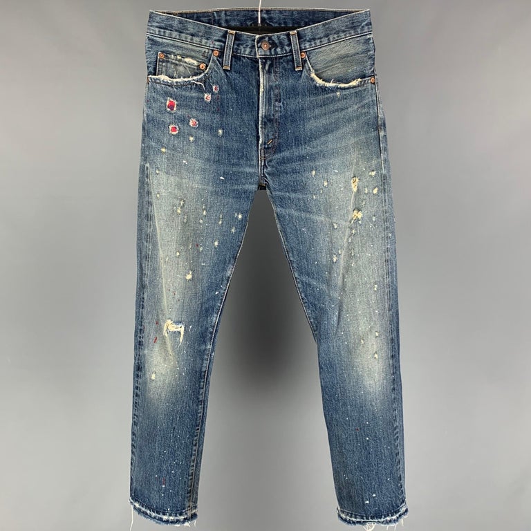 LEVI STRAUSS Größe 32 Blaue Jeans im Used-Look mit Farbspritzer im Angebot  bei 1stDibs