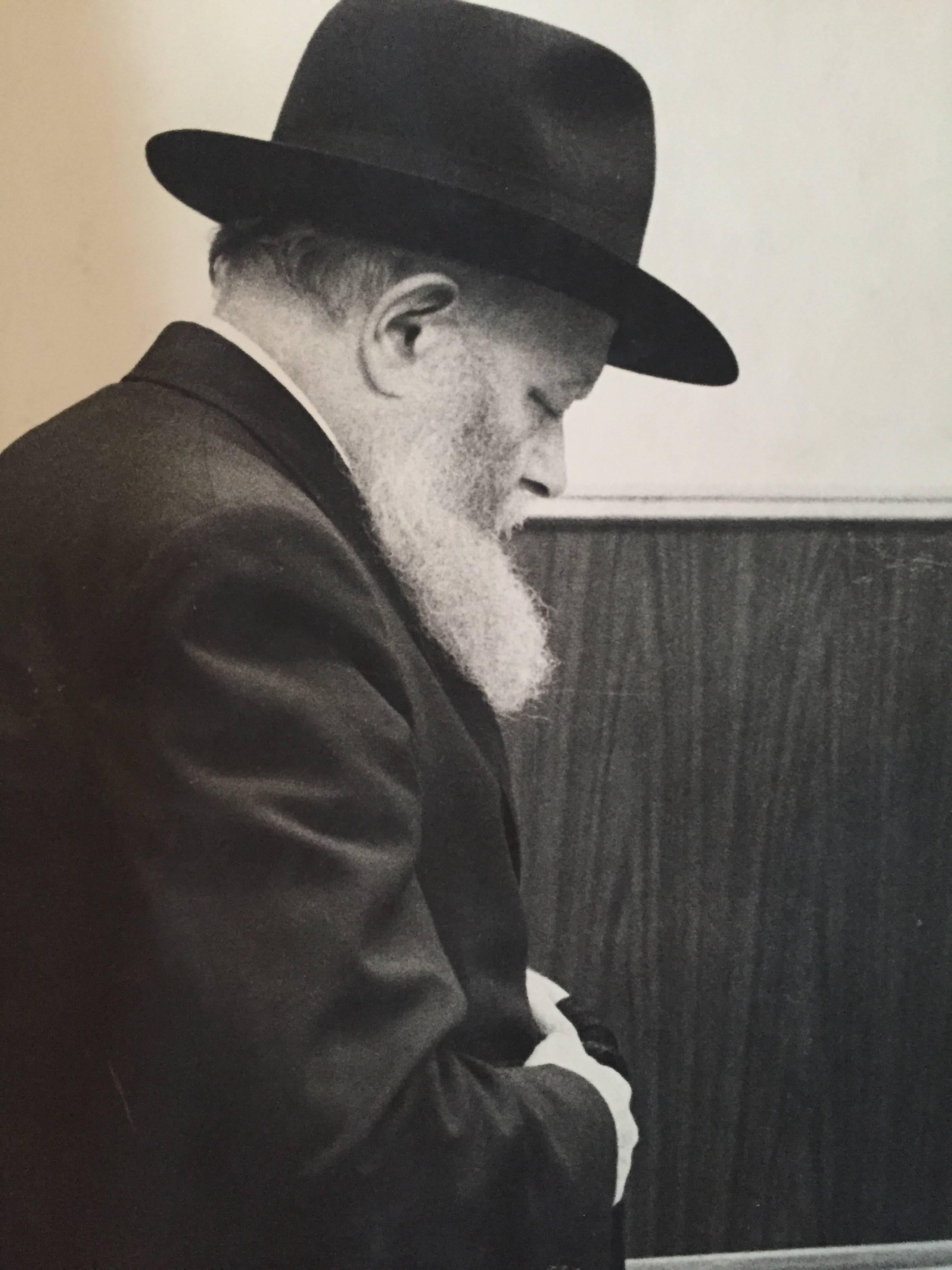 Seltenes Originalfoto aus dem Hof des Lubavitcher Rebbe 770 Chabad, Vintage – Photograph von Levi Yitzchak Freidin