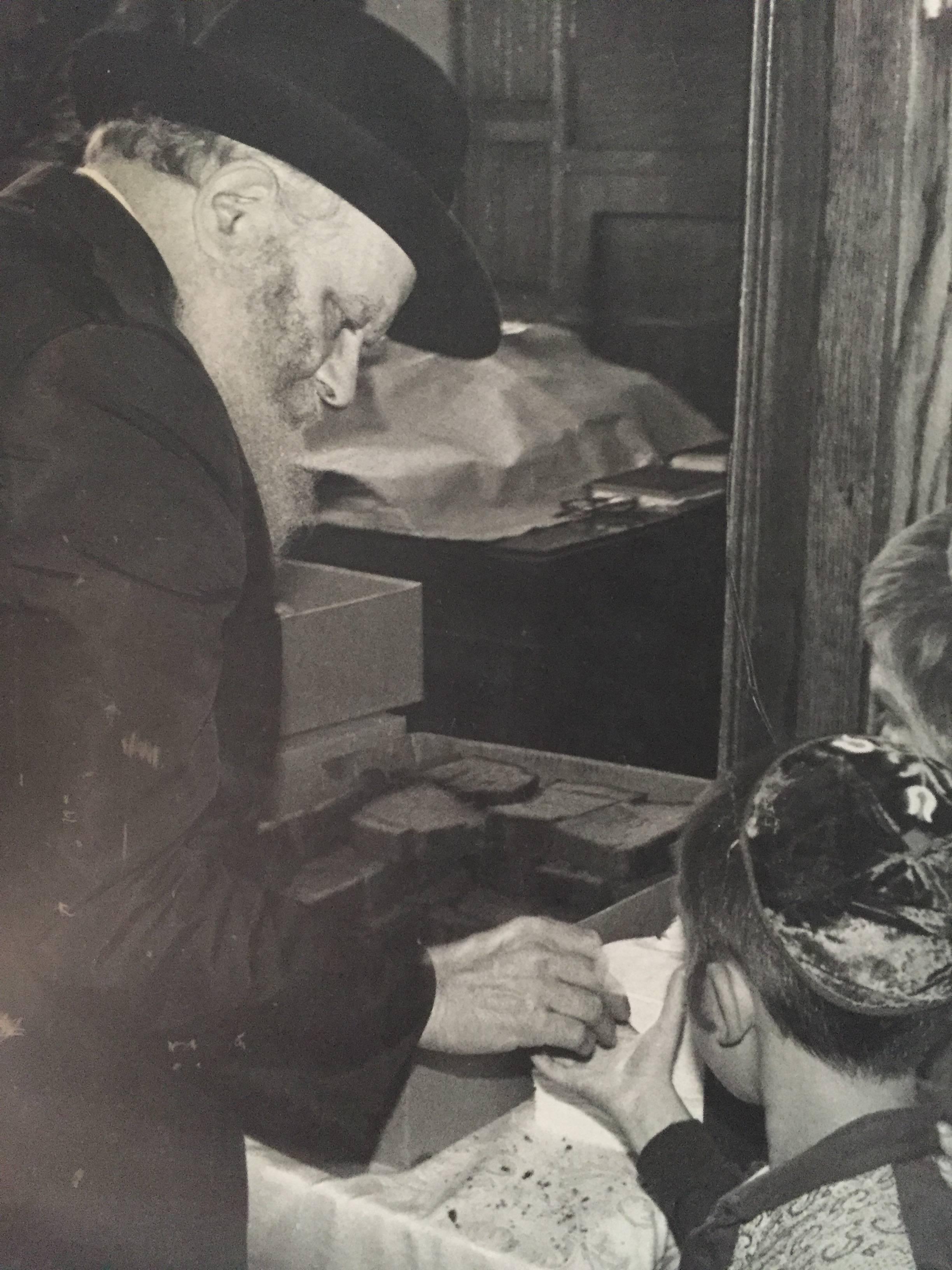 Seltenes Originalfoto aus dem Hof des Lubavitcher Rebbe 770 Chabad, Vintage – Photograph von Levi Yitzchak Freidin