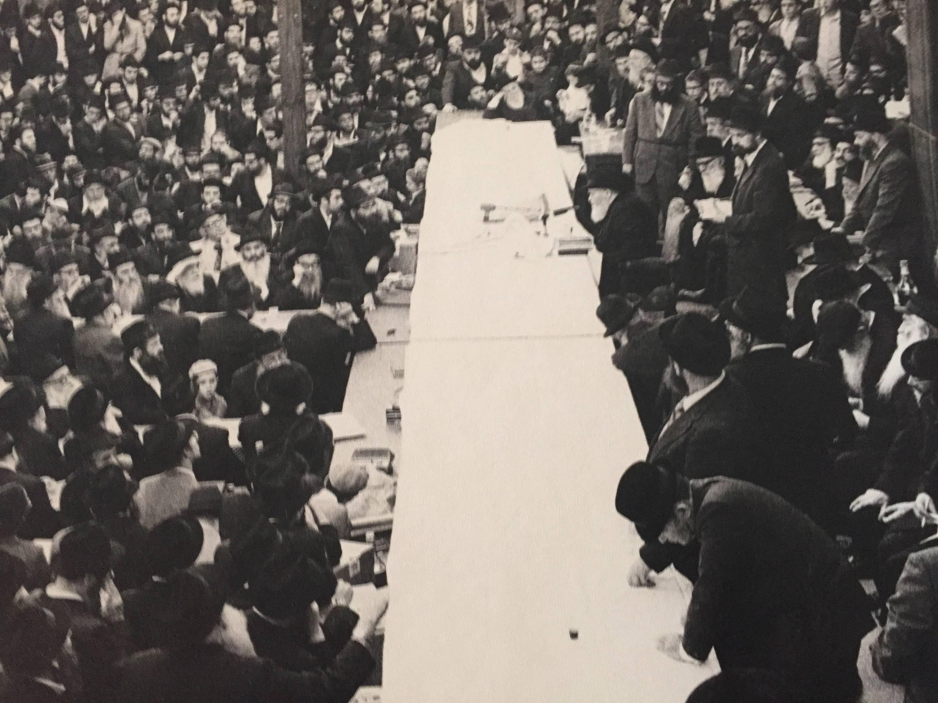 Seltenes Originalfoto aus dem Hof des Lubavitcher Rebbe 770 Chabad, Vintage – Photograph von Levi Yitzchak Freidin