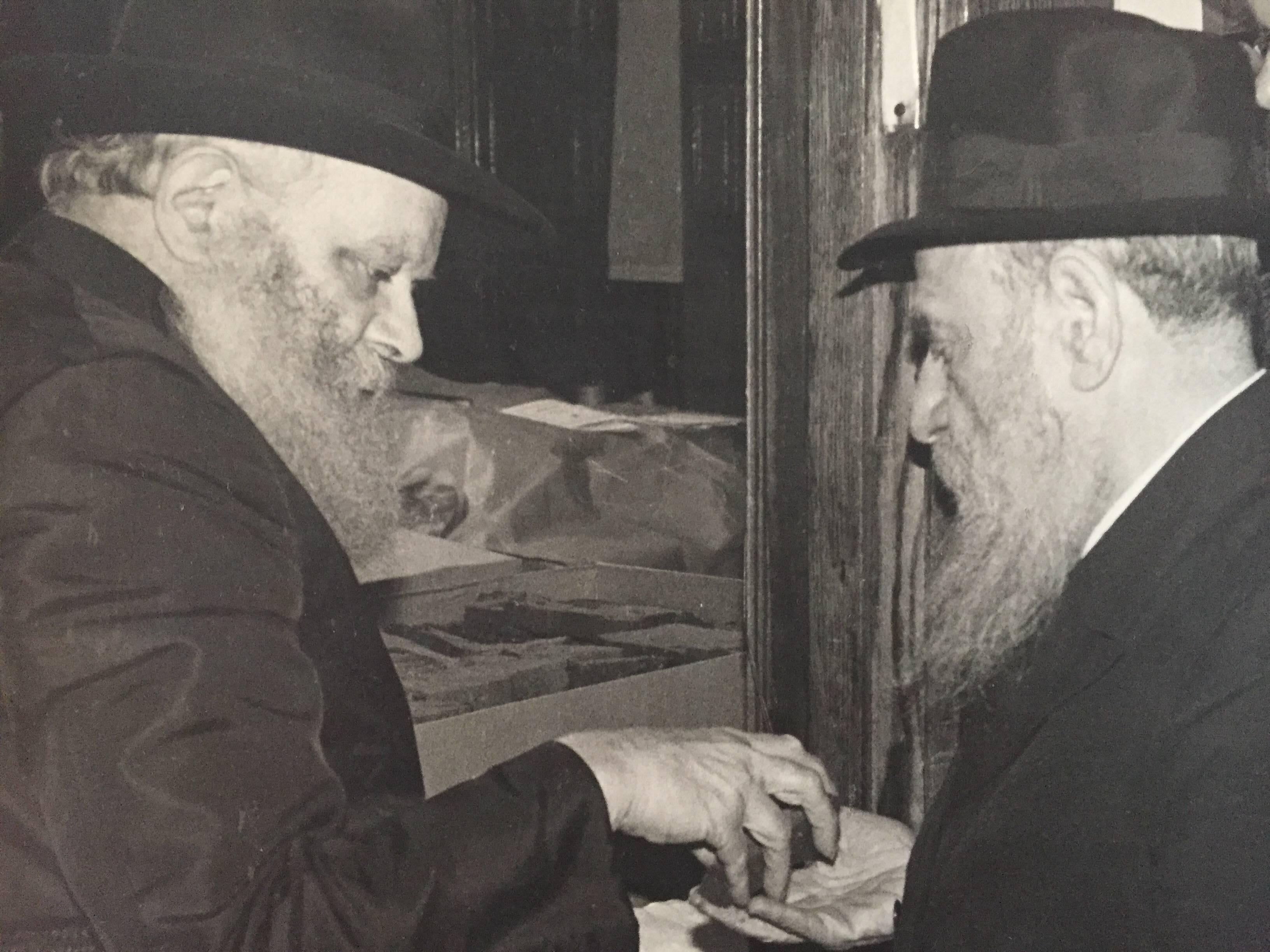 Seltenes Originalfoto aus dem Hof des Lubavitcher Rebbe 770 Chabad, Vintage – Photograph von Levi Yitzchak Freidin