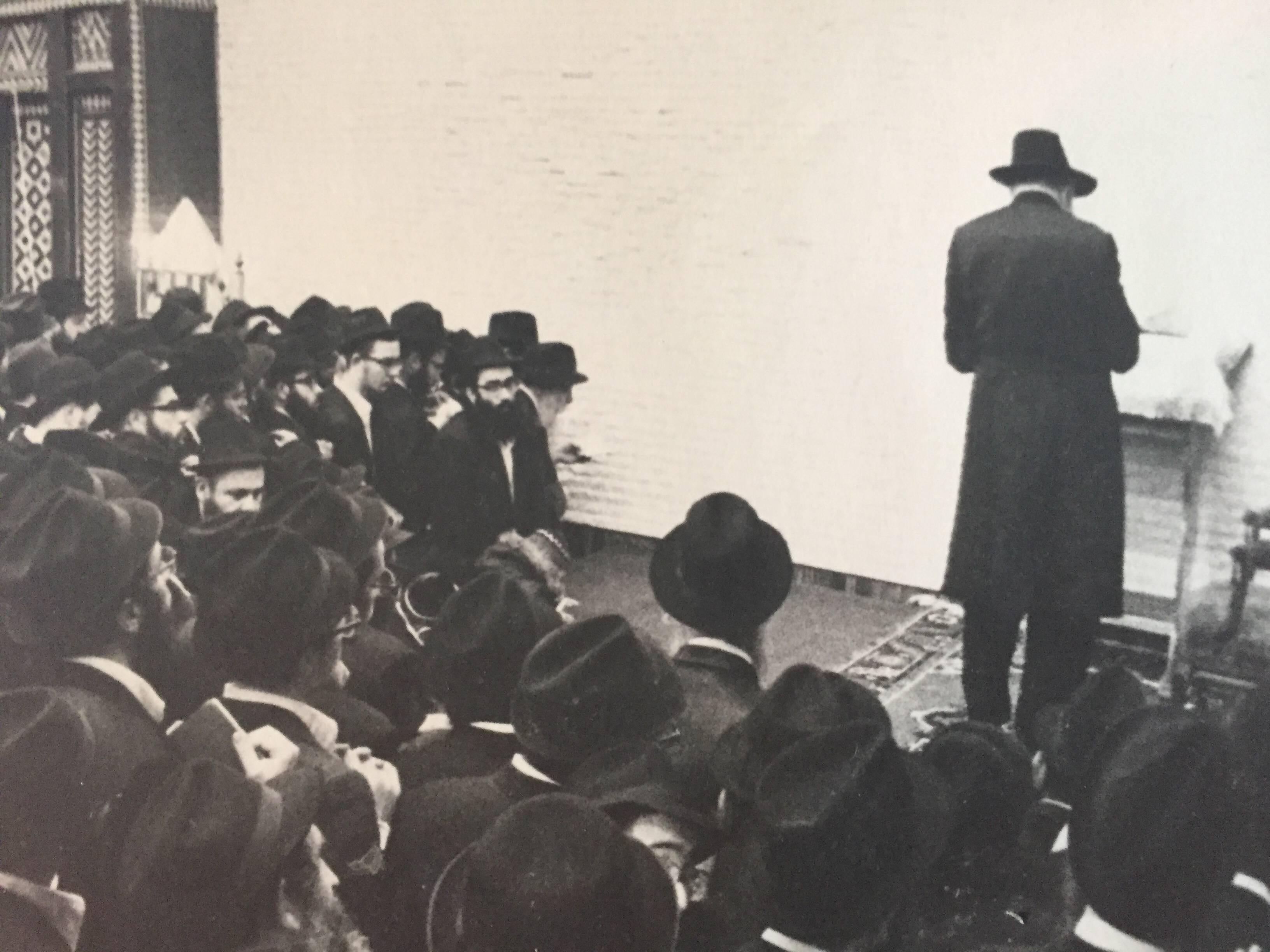 Seltenes Originalfoto aus dem Hof des Lubavitcher Rebbe 770 Chabad, Vintage – Photograph von Levi Yitzchak Freidin