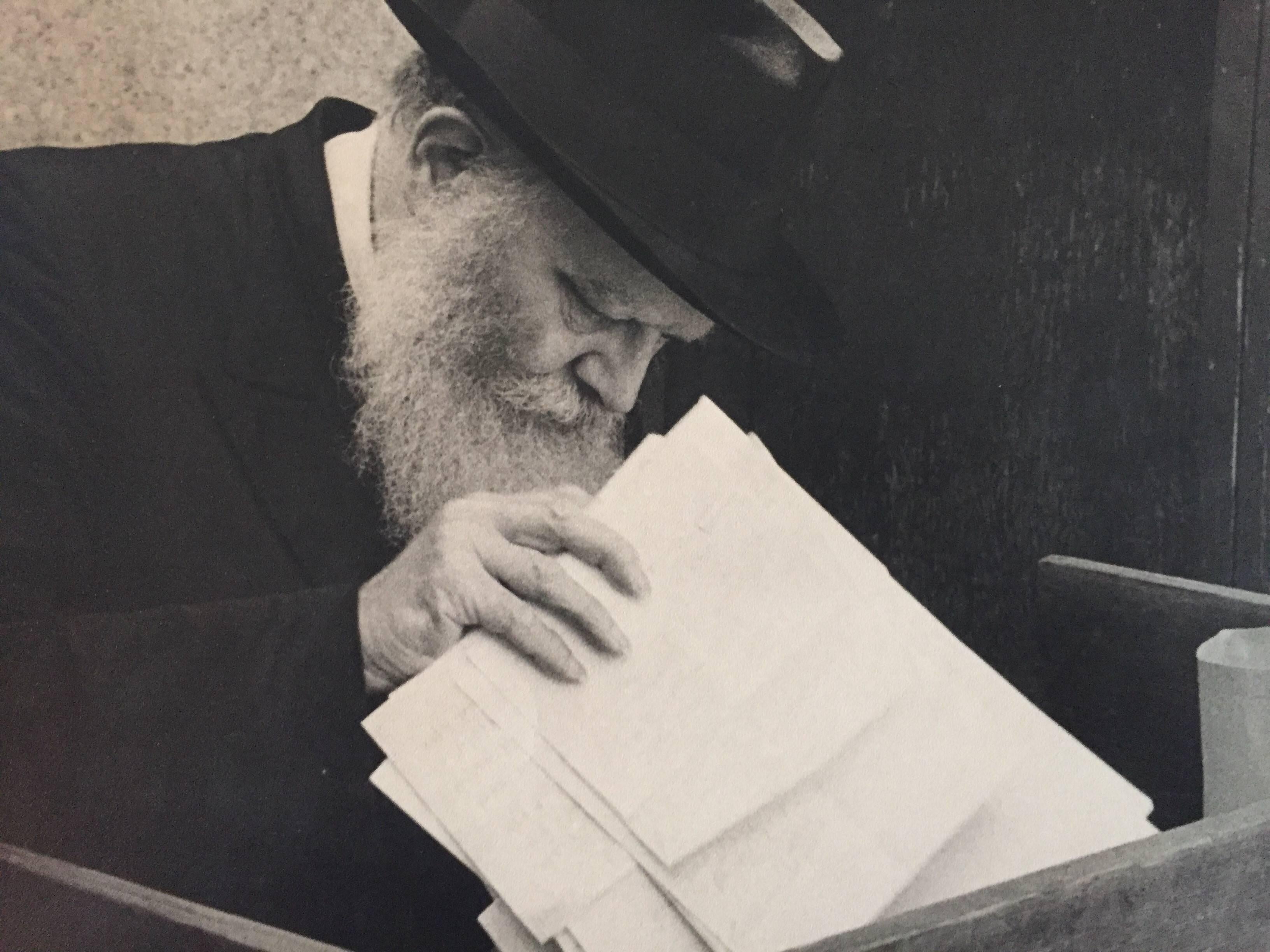 Seltenes Originalfoto aus dem Hof des Lubavitcher Rebbe 770 Chabad, Vintage – Photograph von Levi Yitzchak Freidin