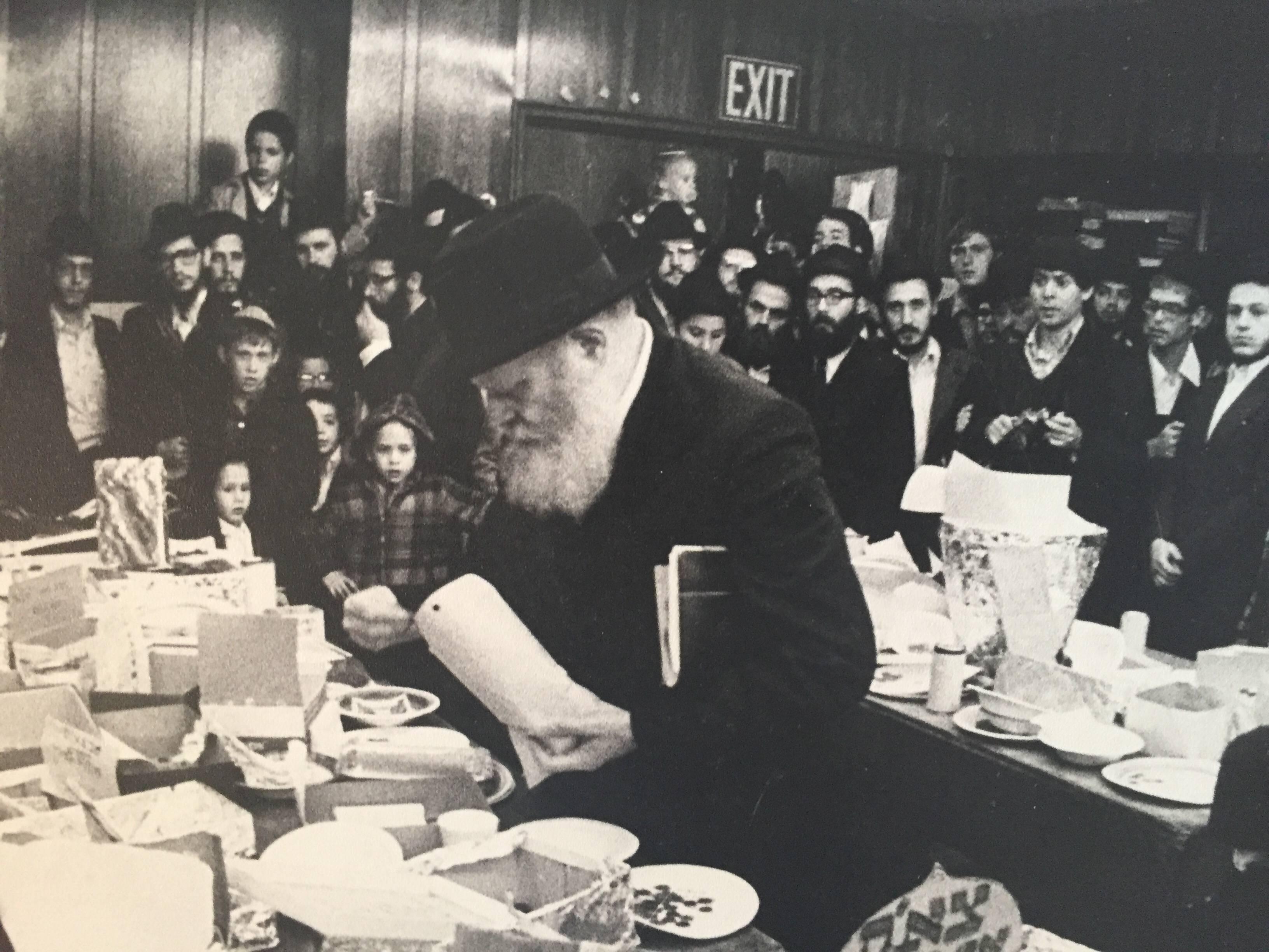 Seltenes Originalfoto aus dem Hof des Lubavitcher Rebbe 770 Chabad, Vintage – Photograph von Levi Yitzchak Freidin